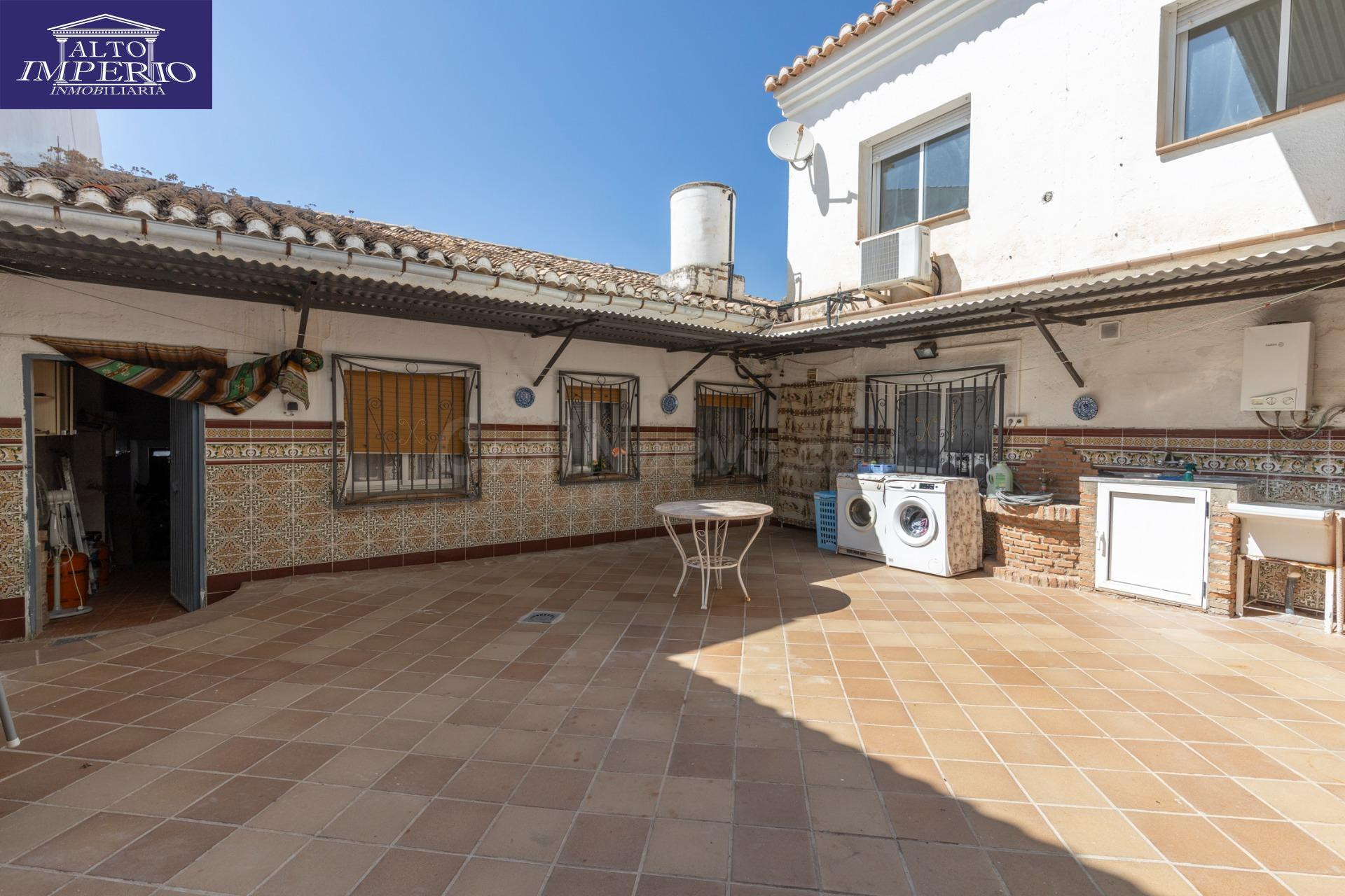 EXCELENTE OPORTUNIDAD EN LA ZUBIA CON PATIO Y JARDÍN