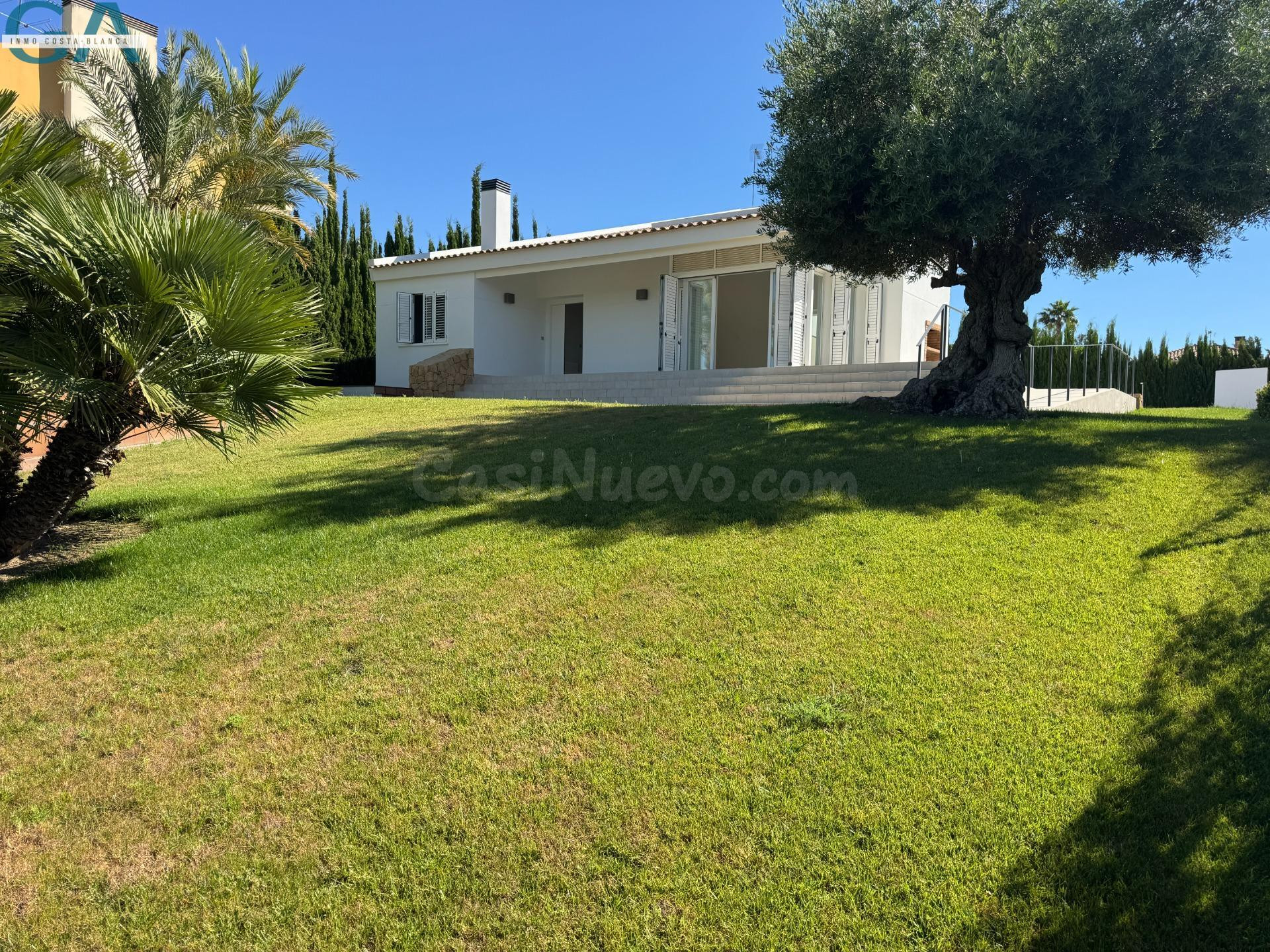 Exclusivo chalet moderno en primera línea de Alenda Golf