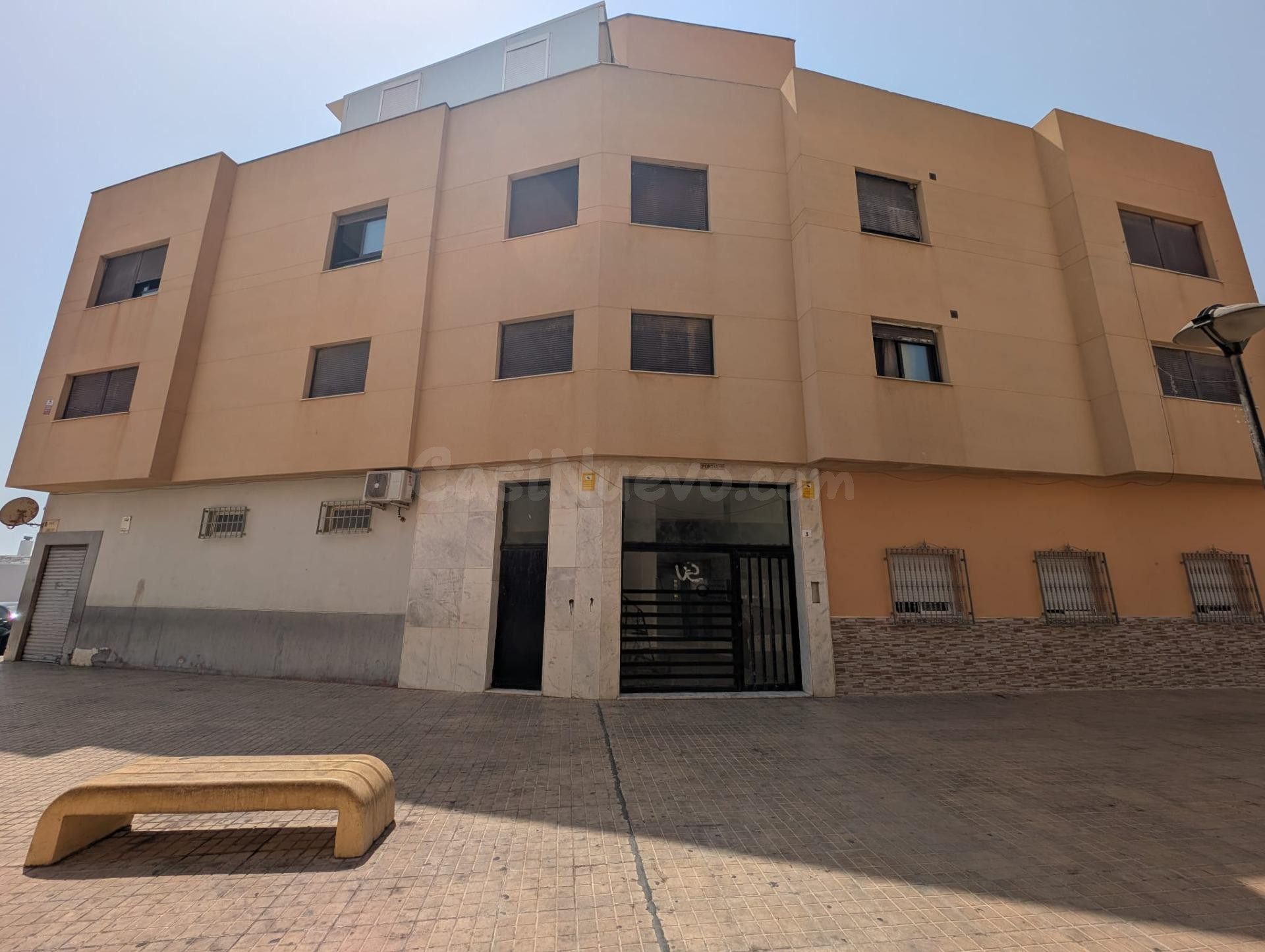 Se vende piso de dos dormitorios en Las Norias de Daza con plaza de garaje
