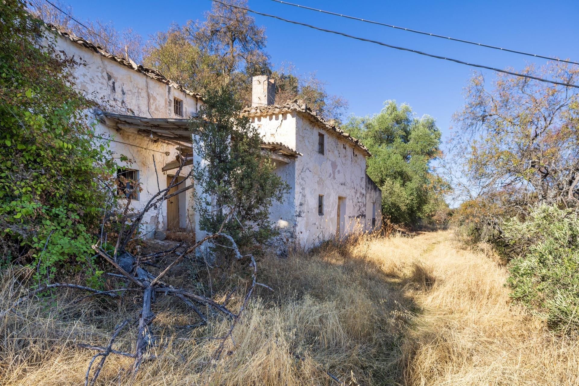 En uno de los pueblos más bonitos de España, finca ideal par