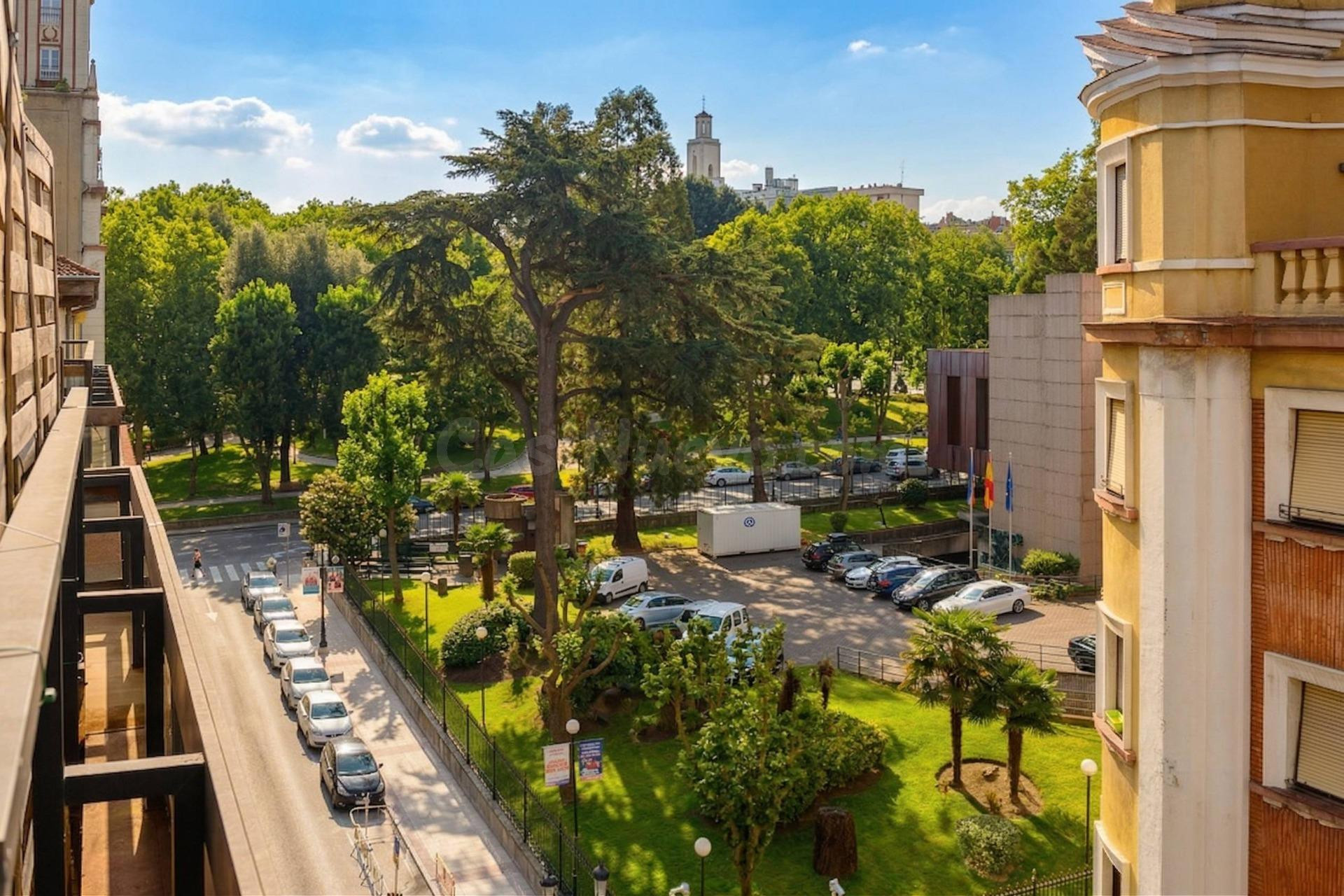 ÁTICO DÚPLEX CON  GRAN TERRAZA DE 40 M2 Y PRECIOSAS VISTAS  EN EL CENTRO DE OVIEDO.