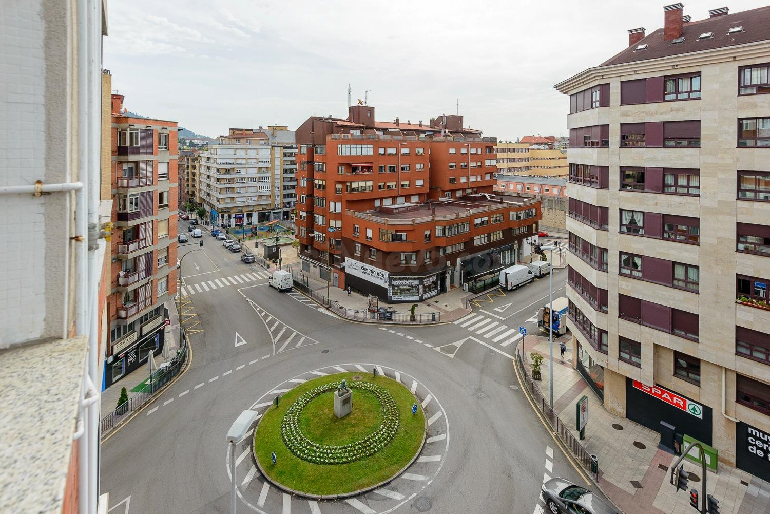 AMPLIA VIVIENDA CON GARAJE,  DOS TERRAZAS Y  EXCELENTE LUMINOSIDAD  EN OVIEDO