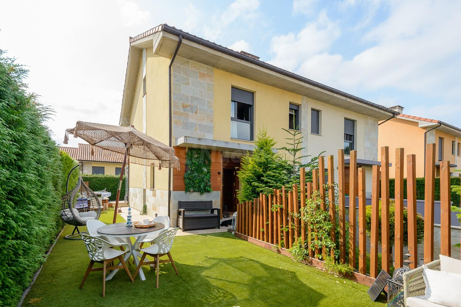 CHALET PAREADO CON PISCINA PRIVADA EN LA QUINTA DE COLLOTO | 183 m2 | URBANIZACIÓN PRIVADA | GARAJE | SUITE CON HIDROMASAJE