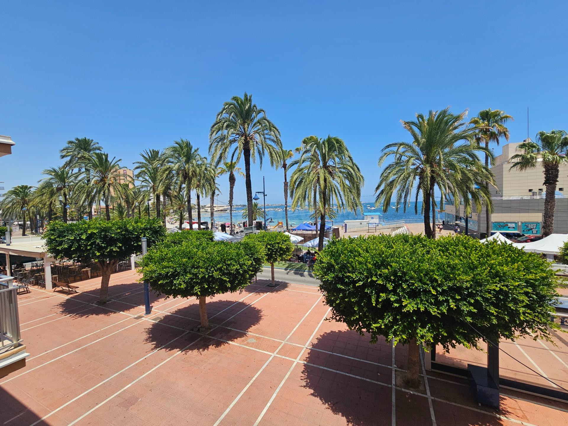 ¡Oportunidad única en primera línea de playa en Santiago de la Ribera!