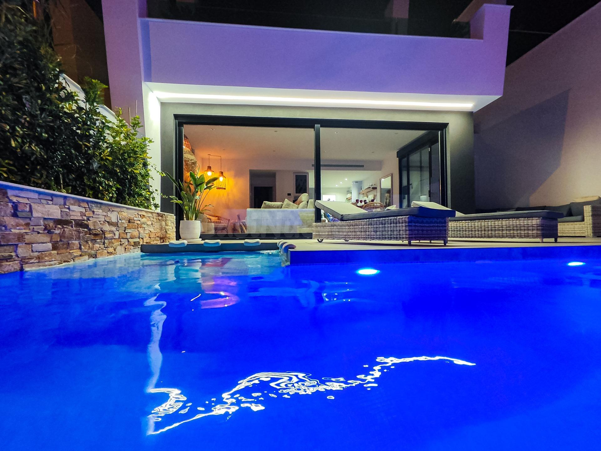 VILLA MODERNA CON PISCINA PRIVADA, JACUZZI Y SOLÁRIUM EN SANTIAGO DE LA RIBERA