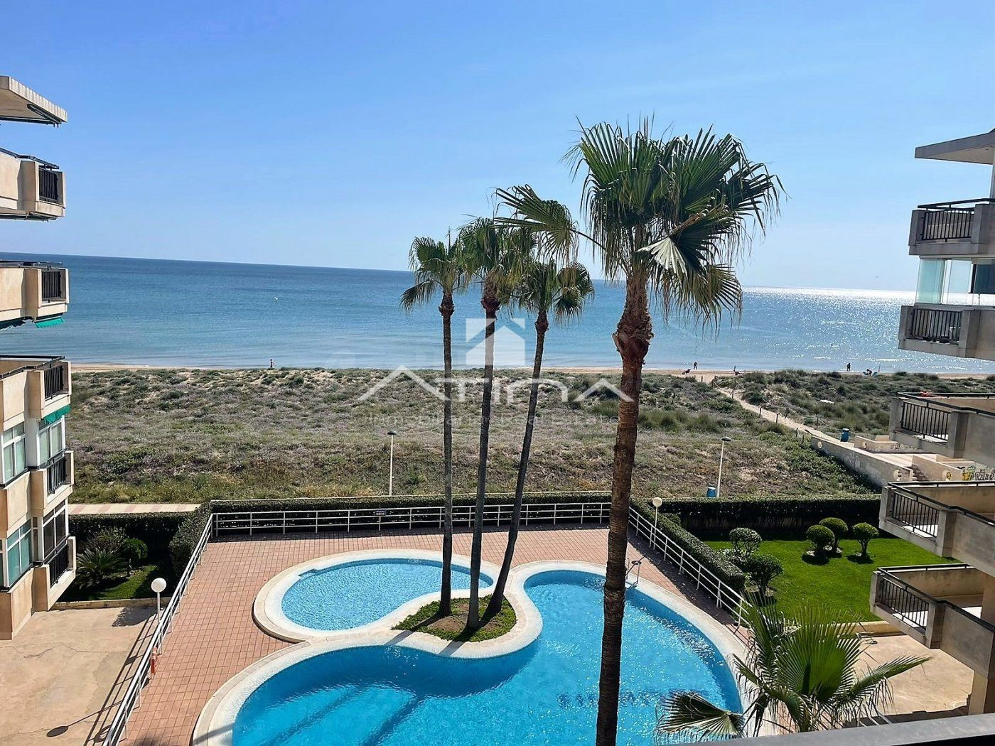 Apartamento con vistas abiertas al mar situado en 1ª línea playa Daimús a solo 10 metros del mar,