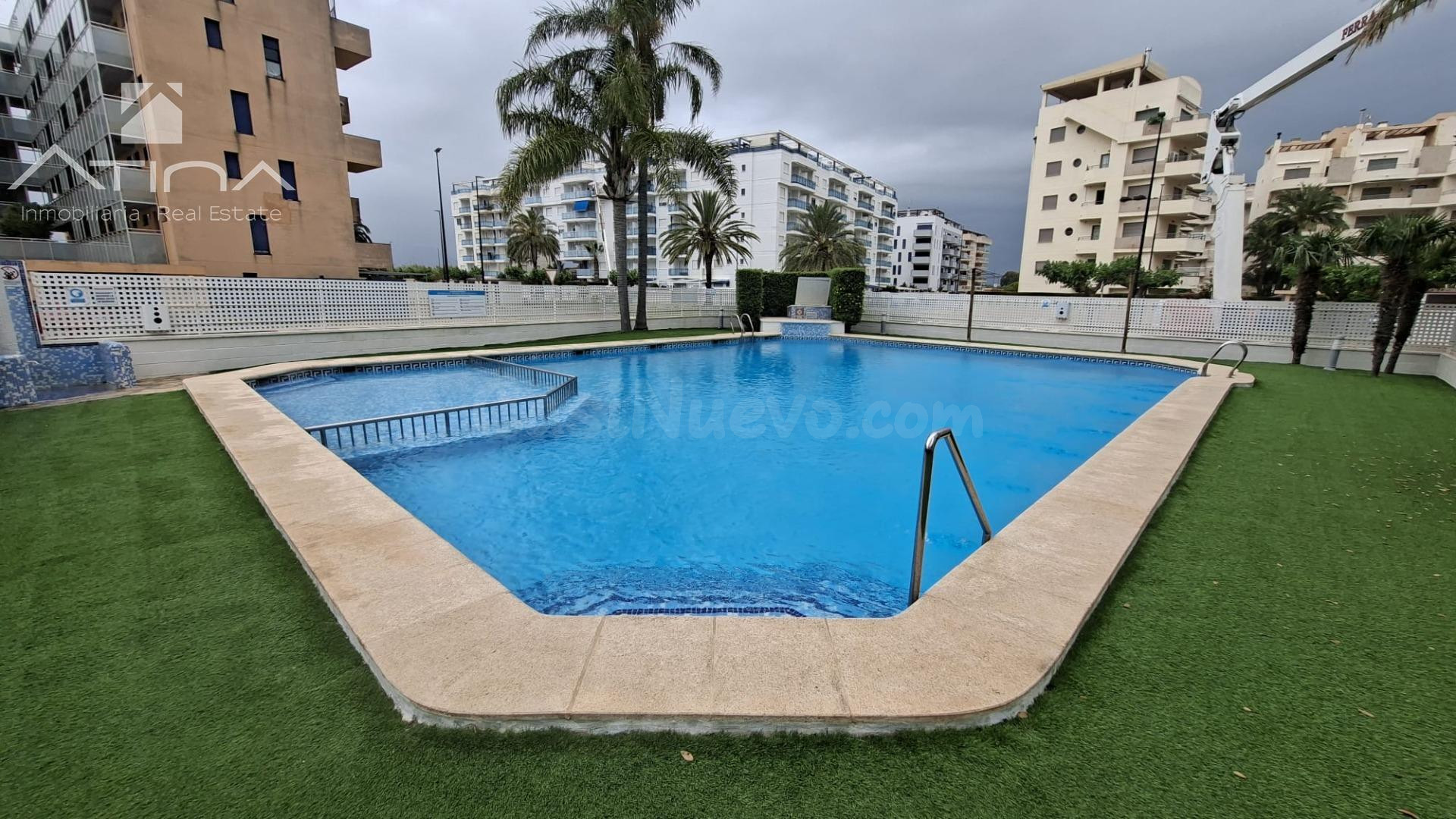 Apartamento en Planta Baja en Daimús: Primera Línea y Piscina a 50m del Mar