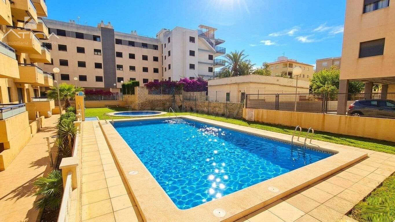 Apartamento en playa de Bellreguard con terraza, piscina y trastero, a 150 metros del mar.