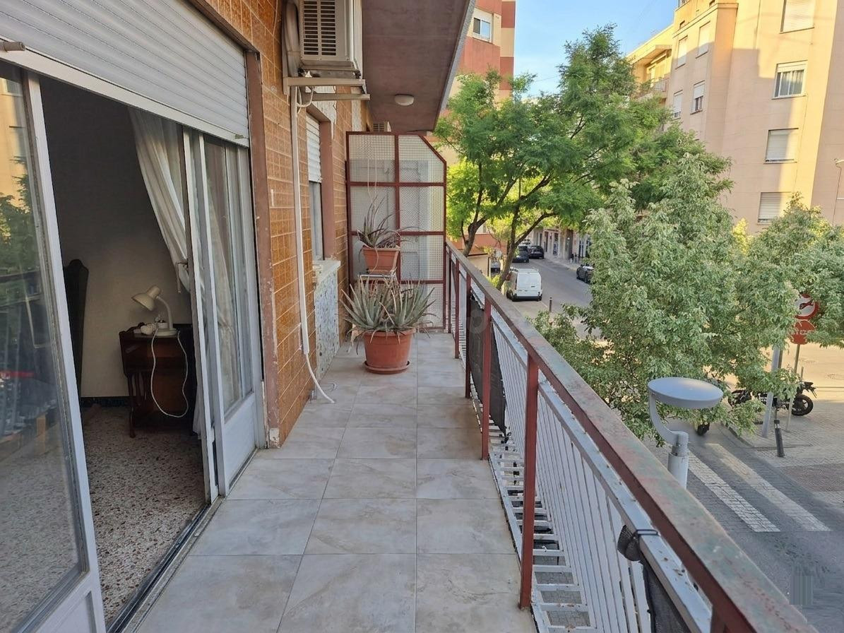 Piso situado en  Gandía, junto al Centro de Salud de Beniopa y rodeado de todos los servicios