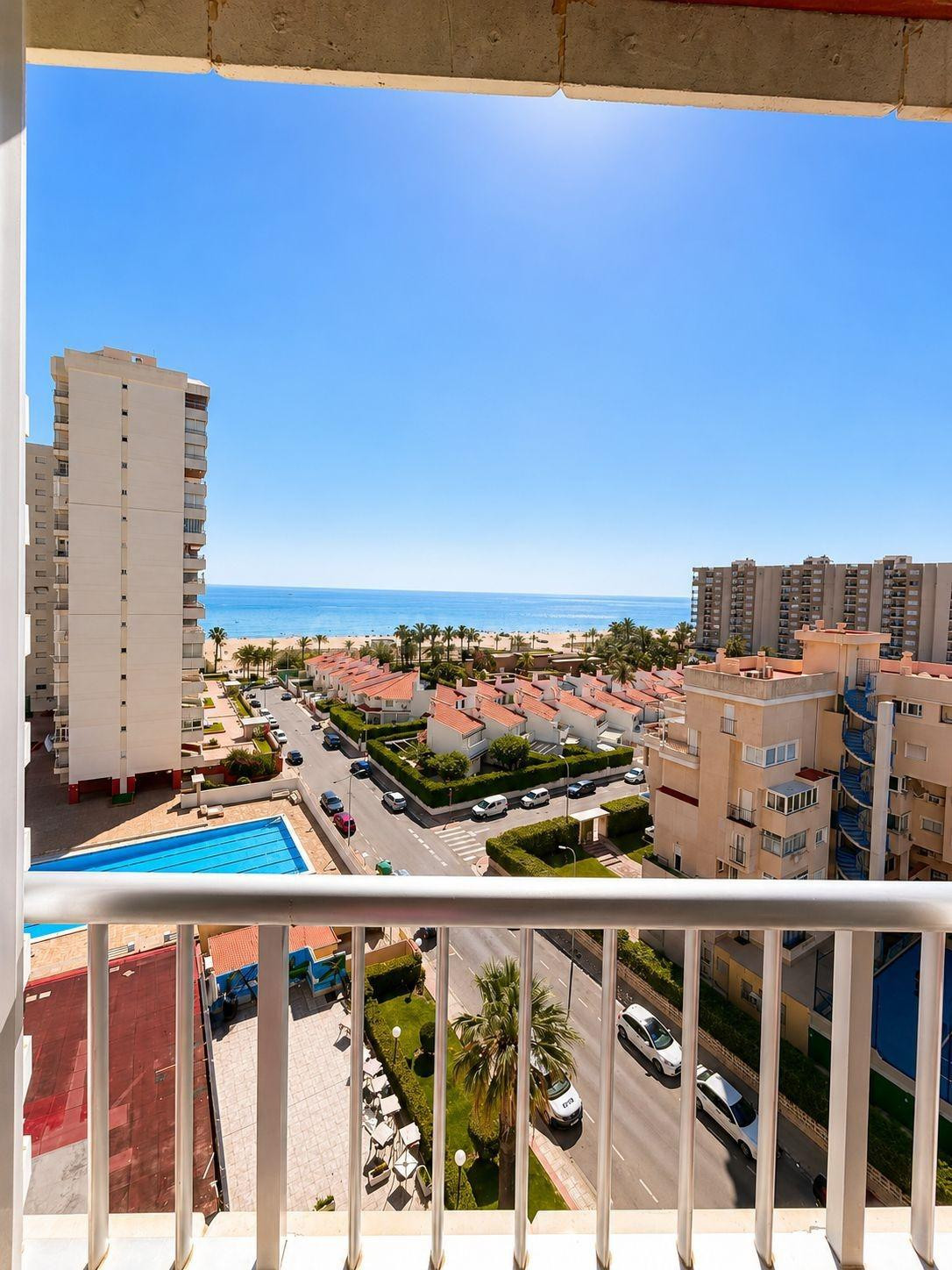 Apartamento en segunda linea de playa Gandia con vistas al mar,  piscina, pista de tenis y terraza acristalada