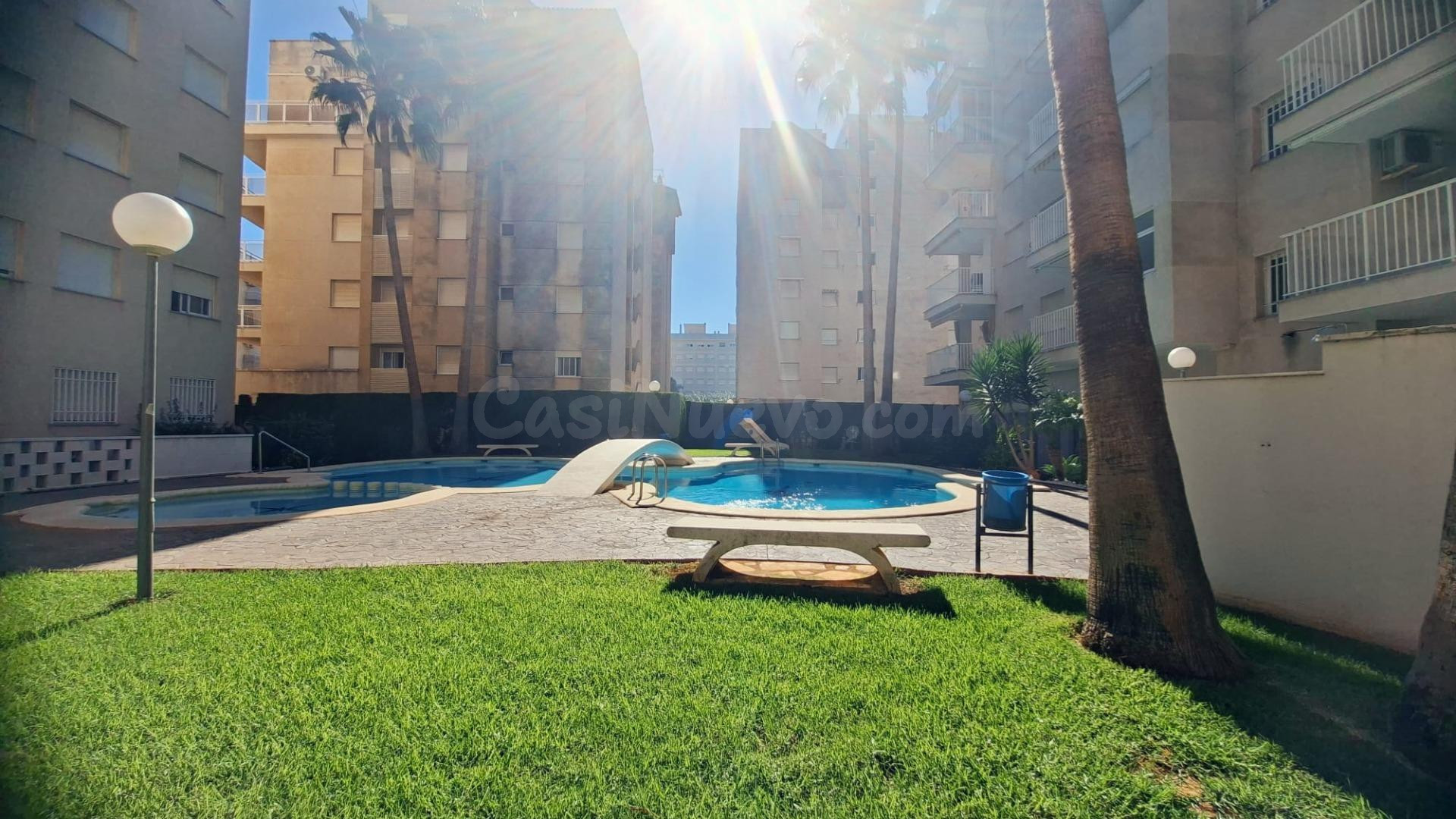 Apartamento en venta en la Playa de Daimús a 300 metros del mar con piscina, ascensor y terraza.
