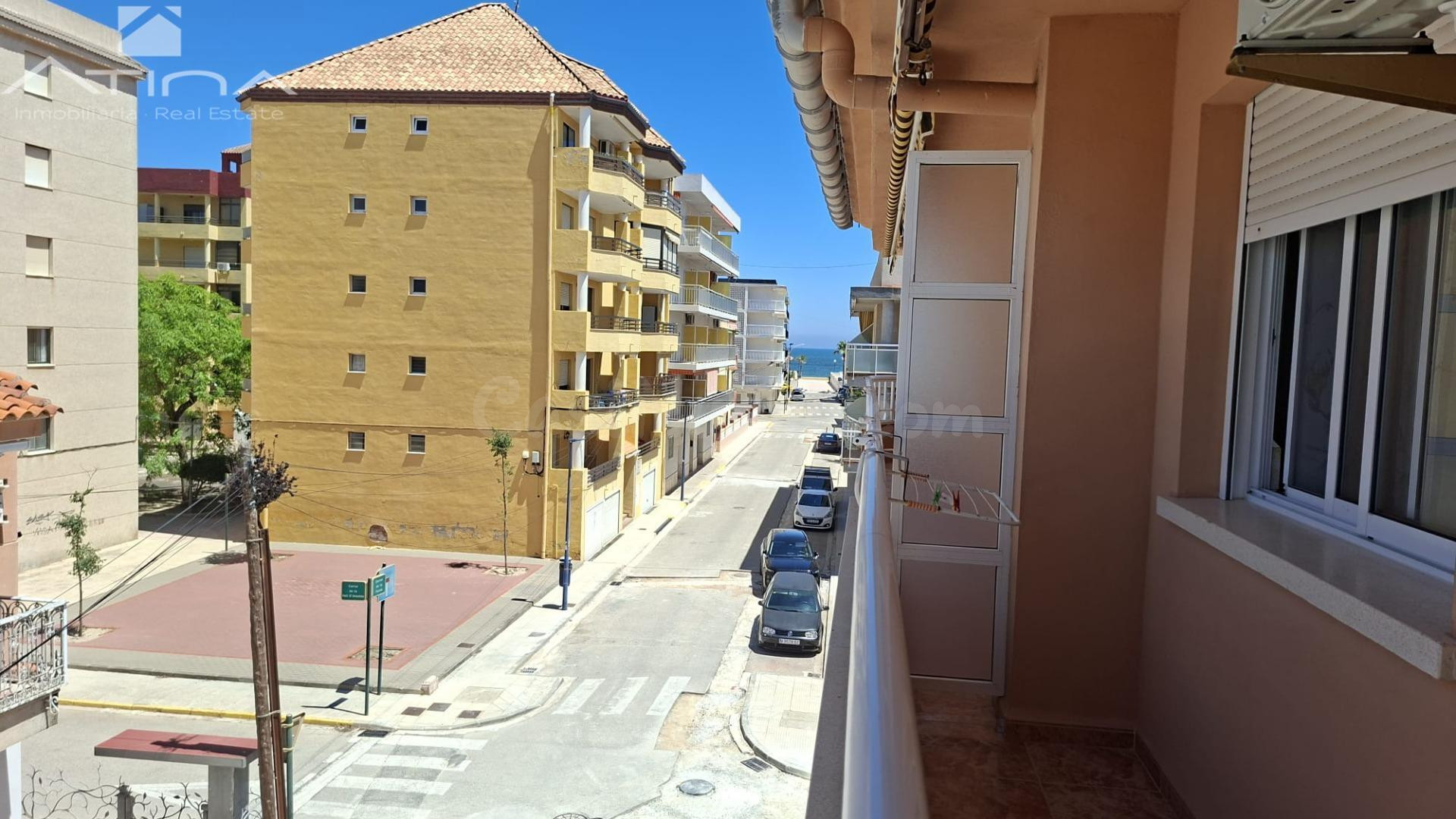 Apartamento con vistas al mar en Playa de Miramar, cocina independiente equipada, terraza, ascensor y a solo 150 metros de la playa.
