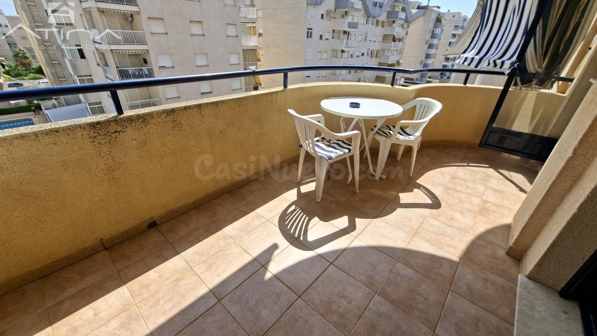 Apartamento en venta en Playa de Daimús con piscina, garaje y a solo 350 metros del mar.