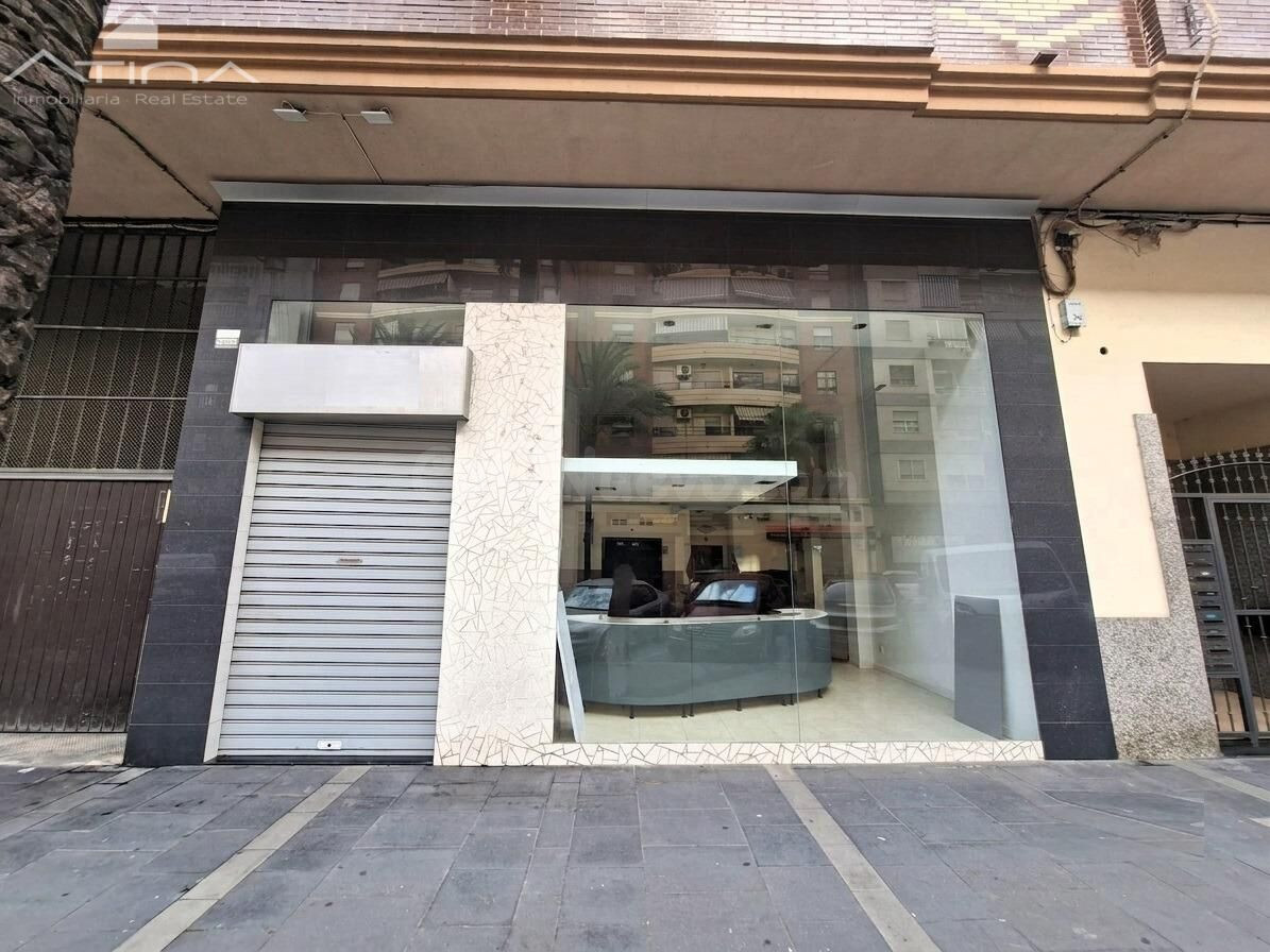 Local comercial en venta en Gandía, de 349 m2 en zona céntrica con gran visibilidad y excelente ubicación.