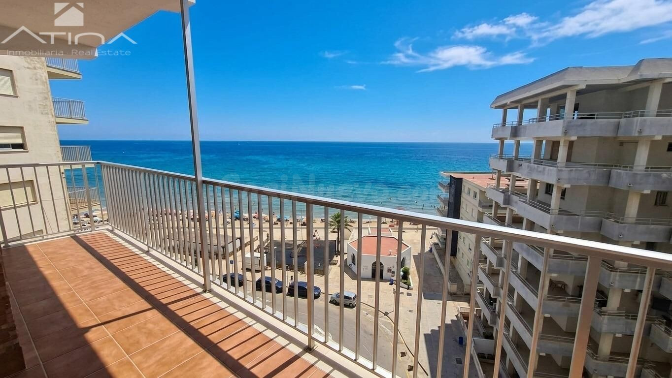 Apartamento en venta en primera línea de la Playa de Bellreguard con vistas al mar y totalmente reformado