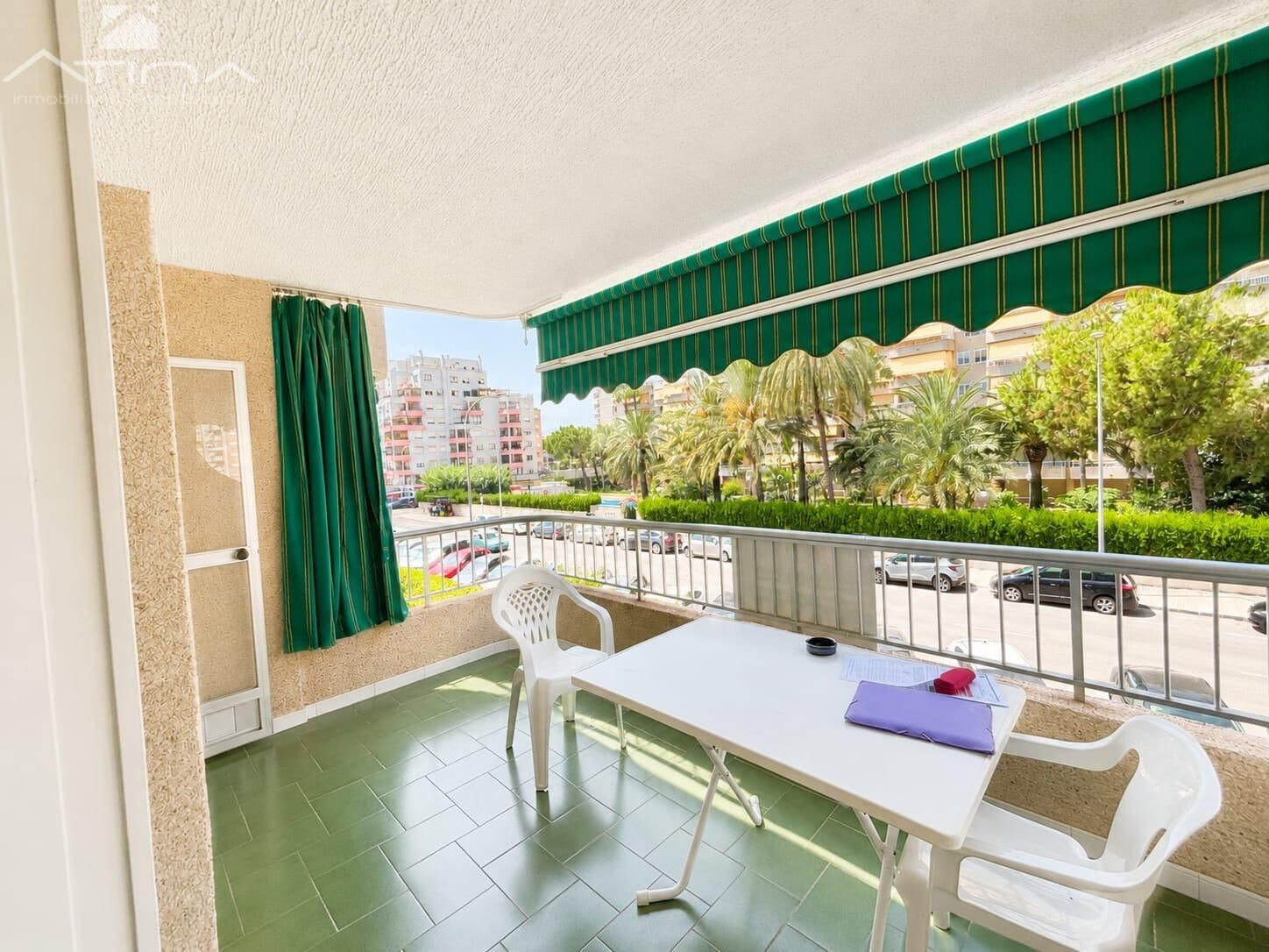 Apartamento amueblado en venta en Playa de Gandía con piscina, garaje y trastero.