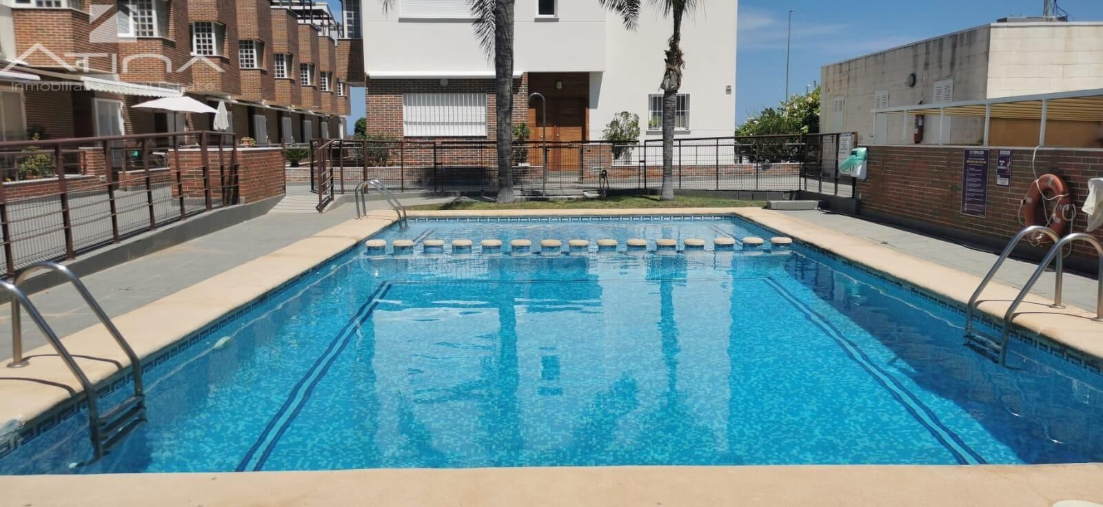 Adosado en venta en Bellreguard con piscina, 3 terrazas y doble garaje