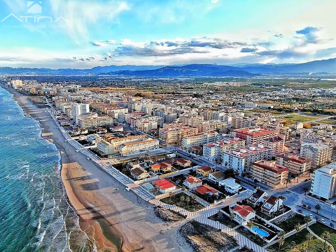 Cochera con posibilidad de local en primera línea de playa D - foto 4