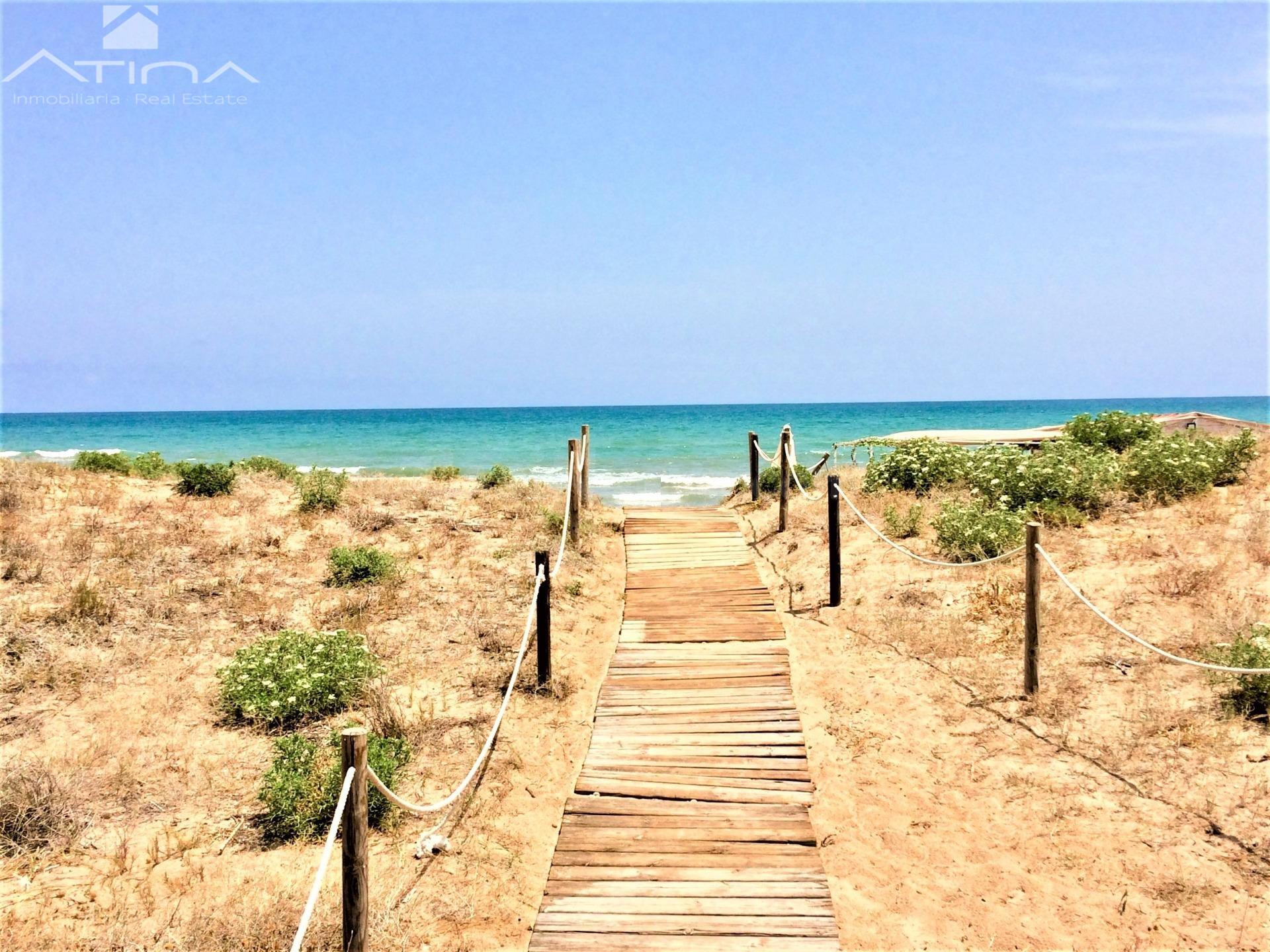 Cochera con posibilidad de local en primera línea de playa D - foto 5