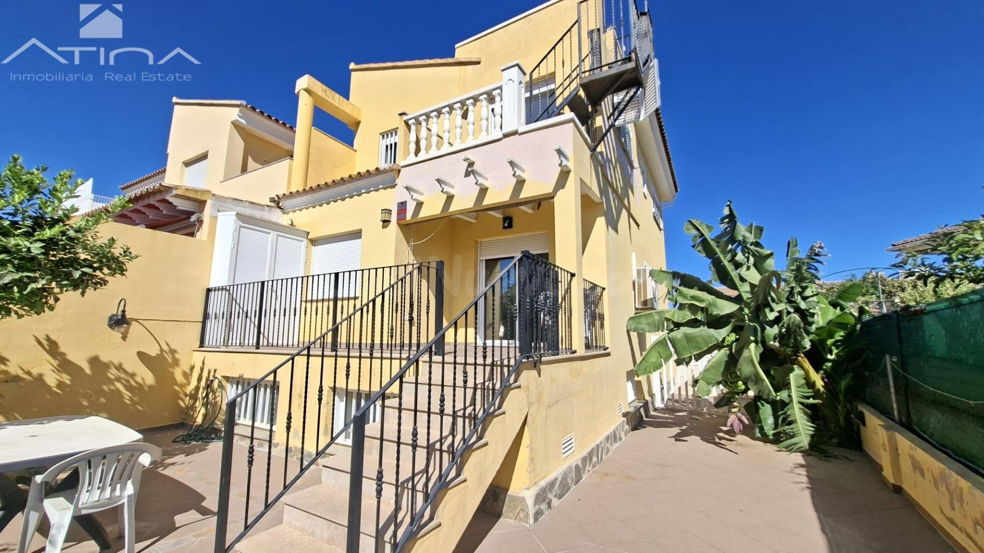 Adosado pareado con piscina privada en Playa de Daimús a 600 metros del mar | 4 dormitorios y garaje cerrado