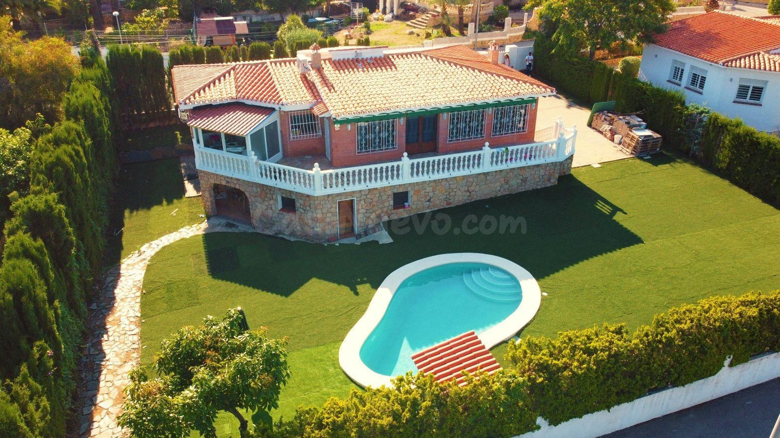 CHALET LA NUCIA 6 DORMITORIOS 3 BAÑOS REFORMADO DE LUJO