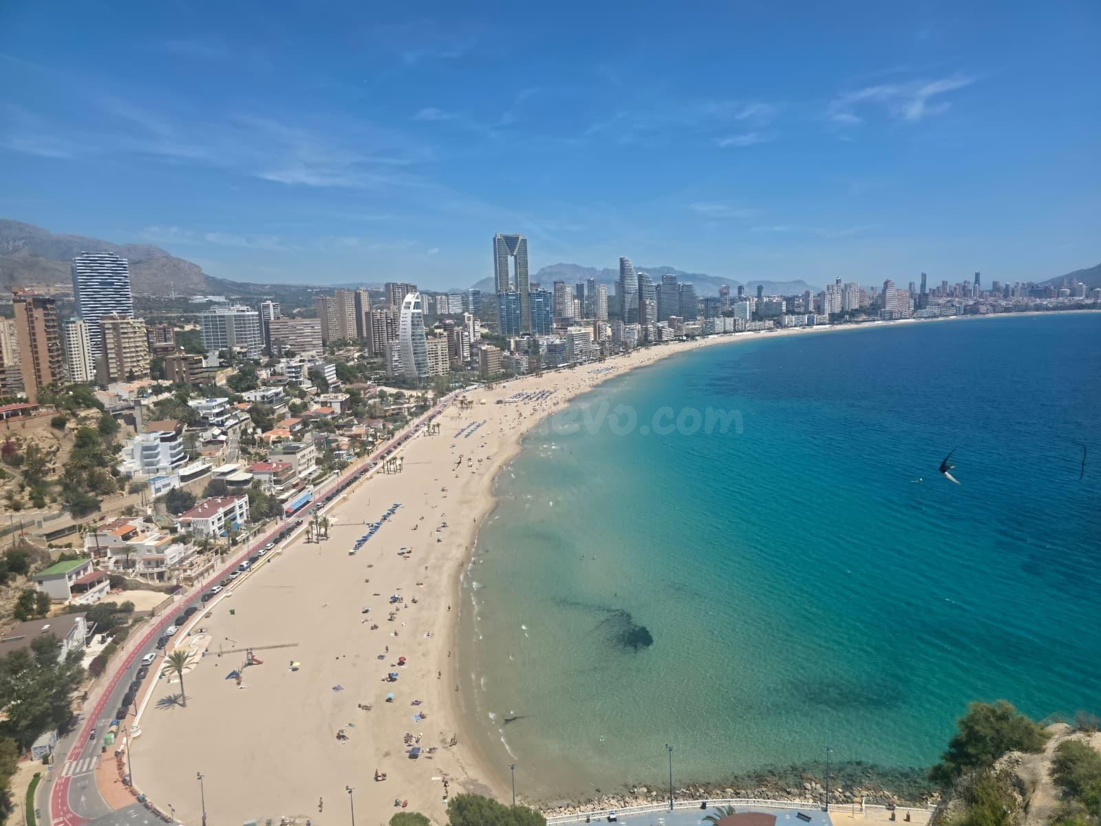 Espectacular Ático en la Cala de Benidorm con Vistas al Mar