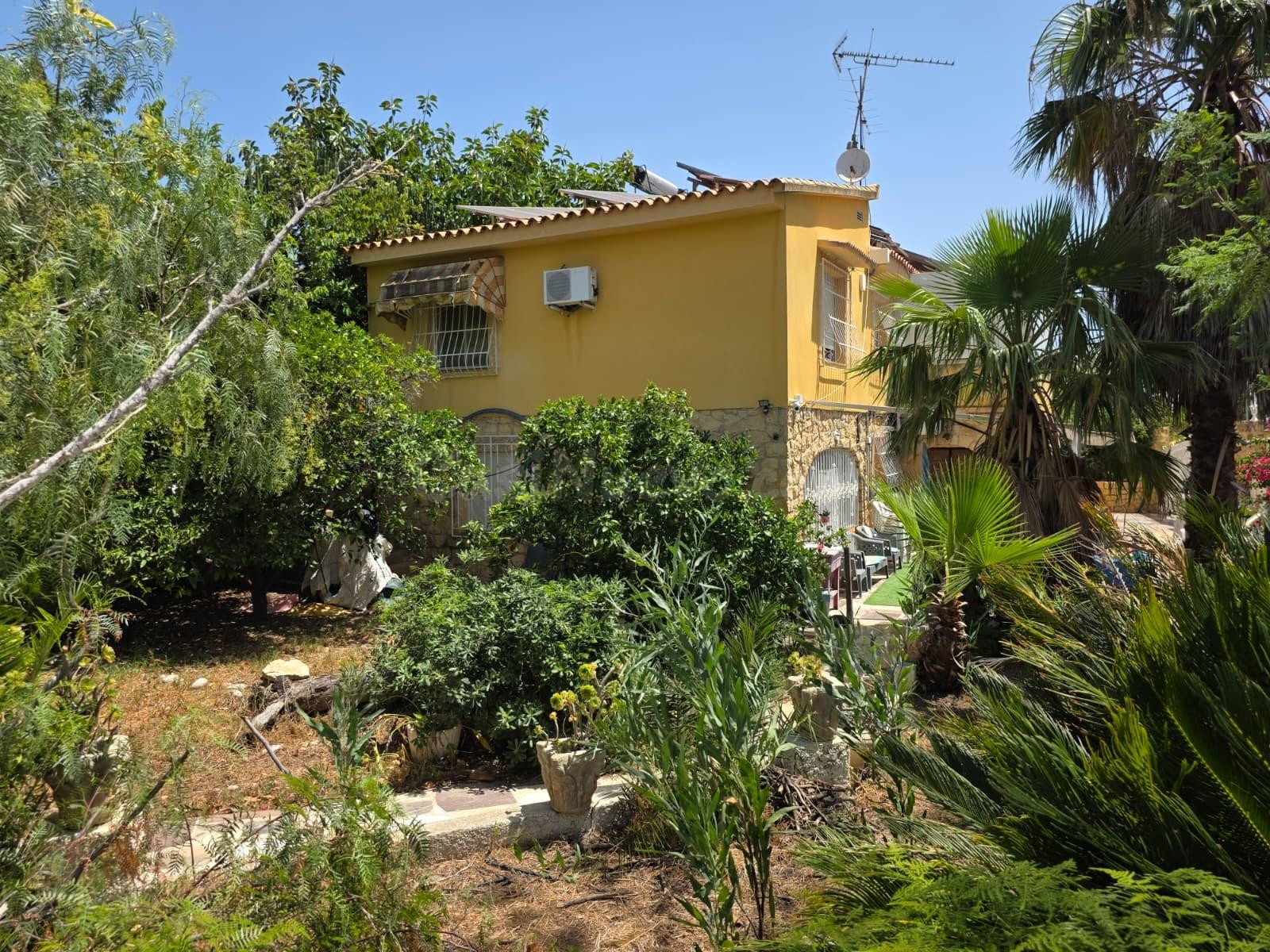 Chalet Exclusivo en La Nucía con Amplio Terreno y Posibilidades de Reforma - €900,000
