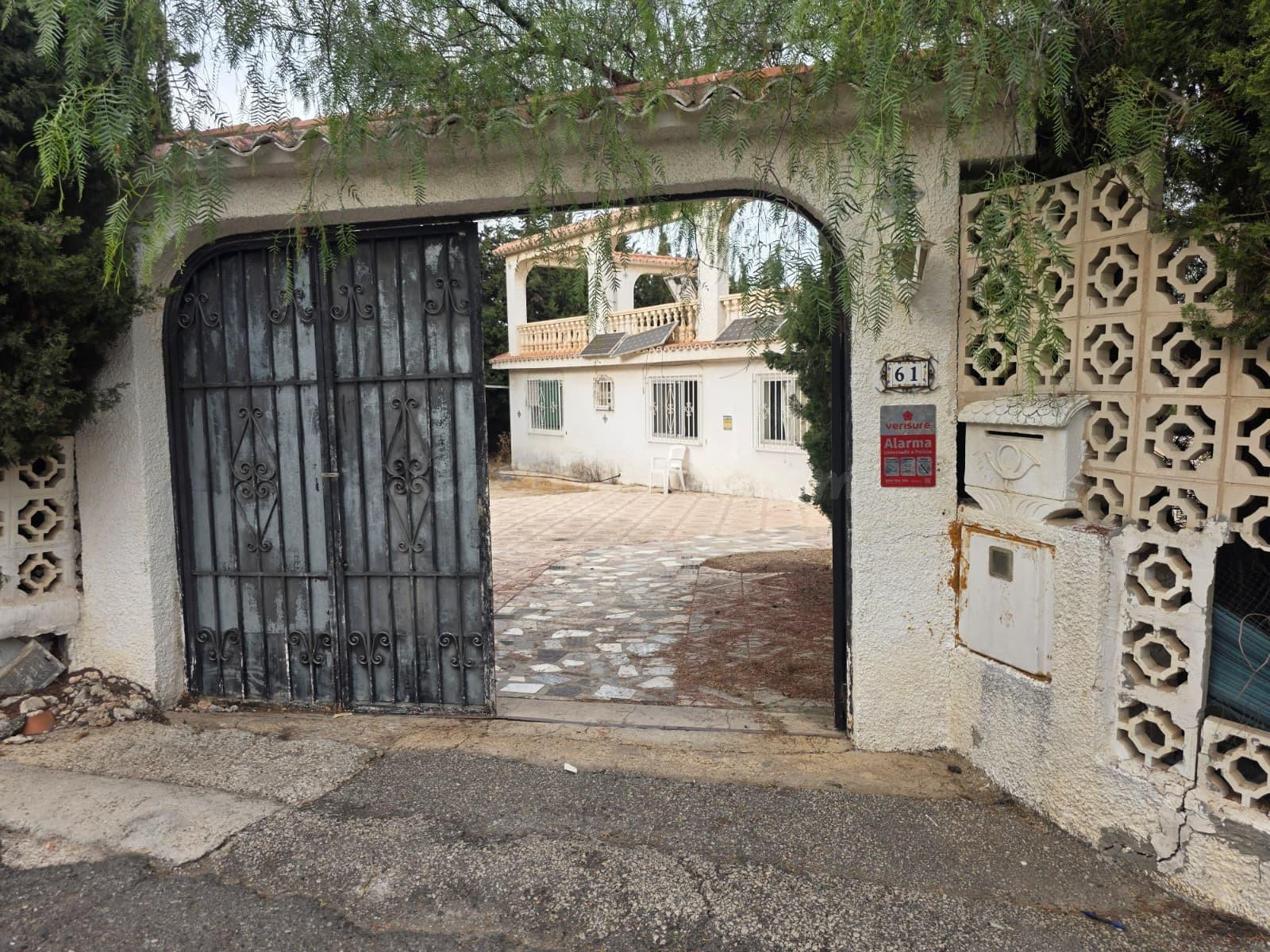 Chalet a reformar con gran terreno en La Nucía