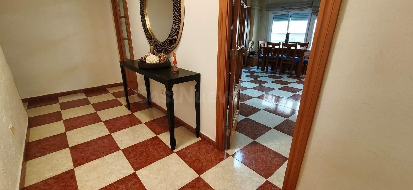 Impresionante Piso en Carolinas Bajas, ¡Listo para Entrar a Vivir!
