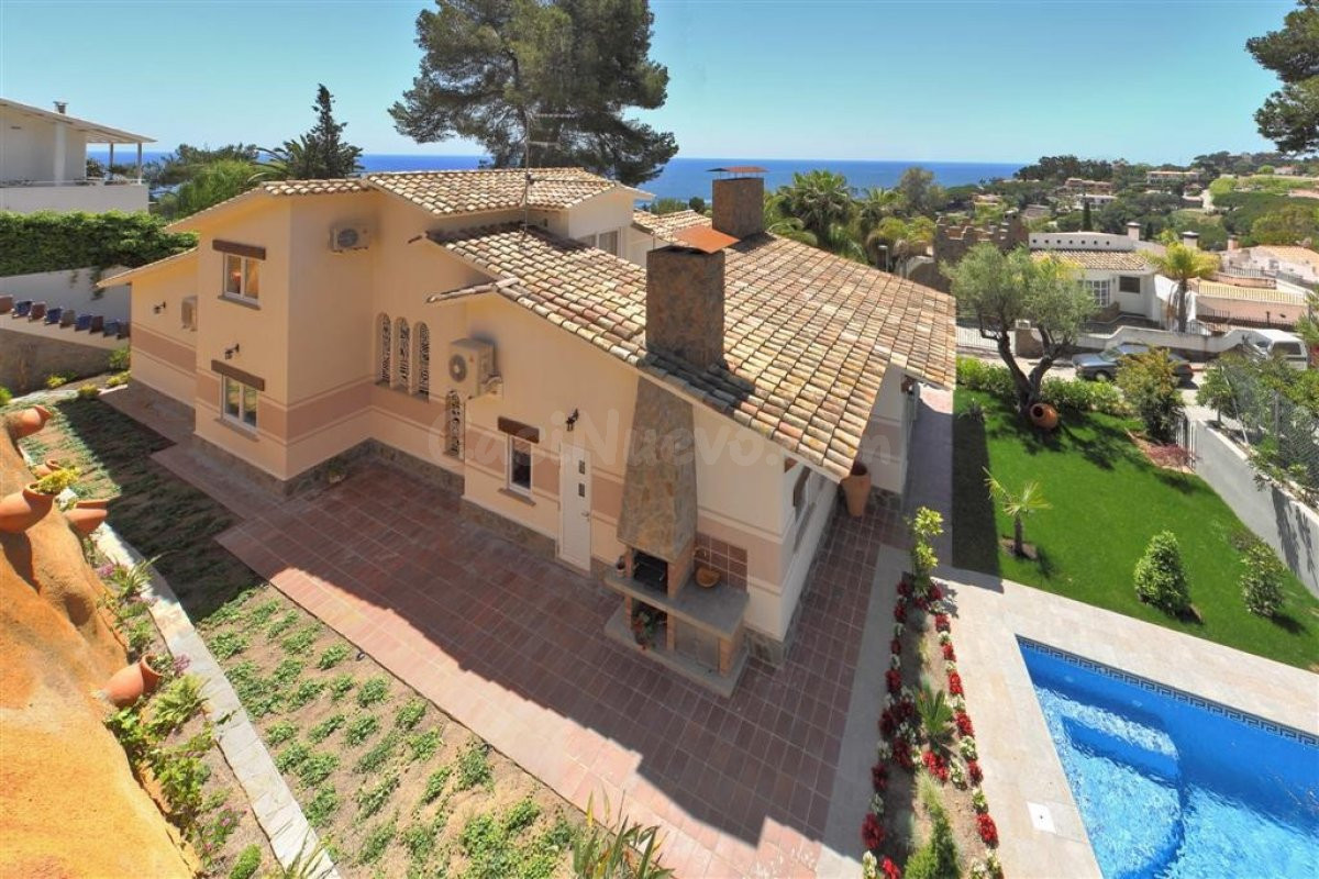Bonita casa en urbanización de prestigio.