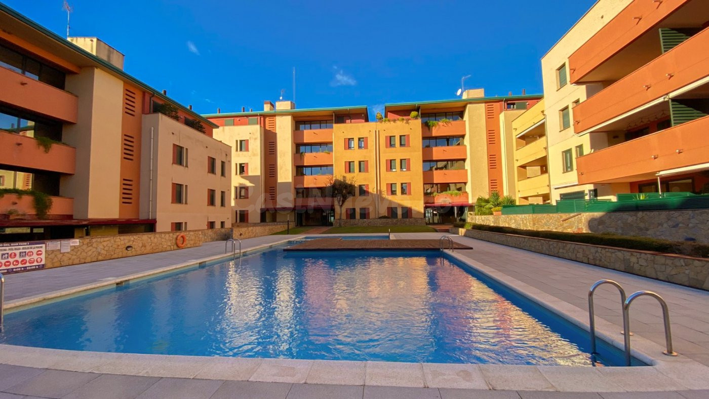 Excelente apartamento de tres dormitorios en venta en Fenals, Lloret de Mar.