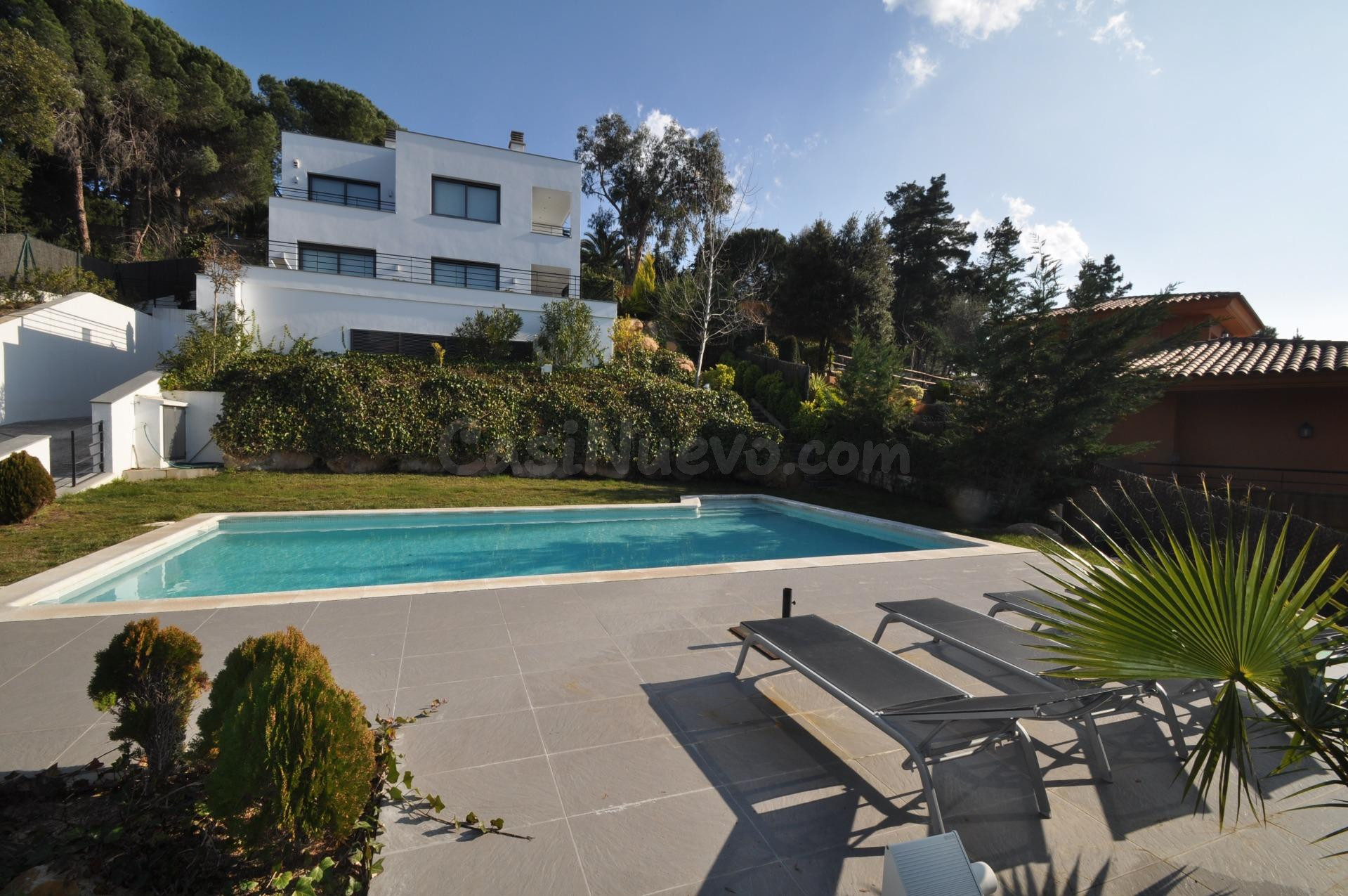 Exclusiva Casa de 3 Plantas con Vistas al Mar en Urbanización de Prestigio en Lloret de Mar