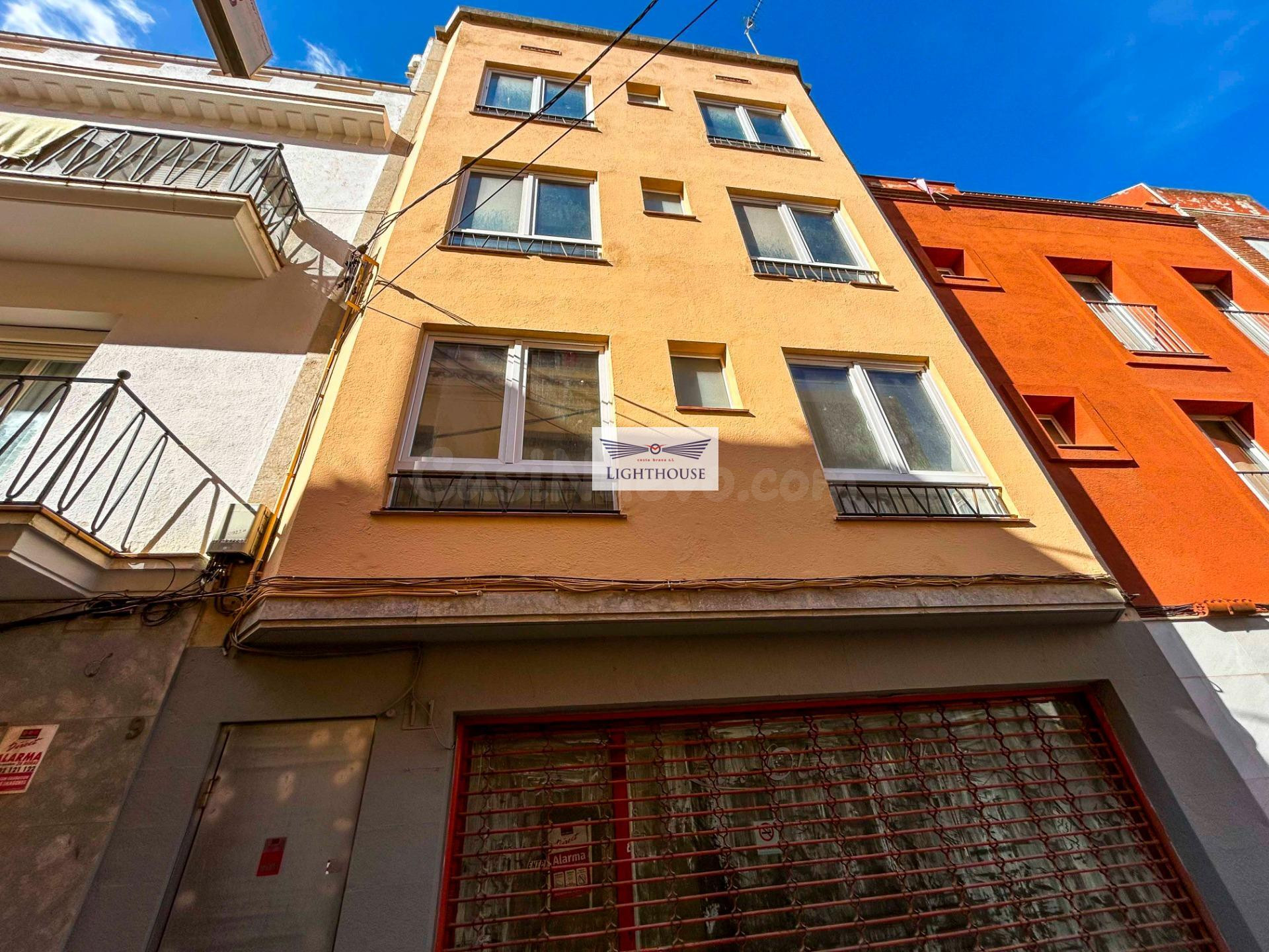 Edificio para reformar en venta a 100 metros de la playa.