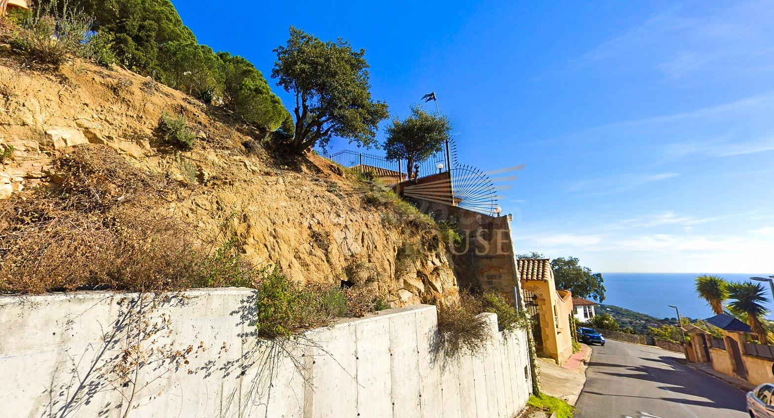 Parcela con proyecto y vistas al mar.