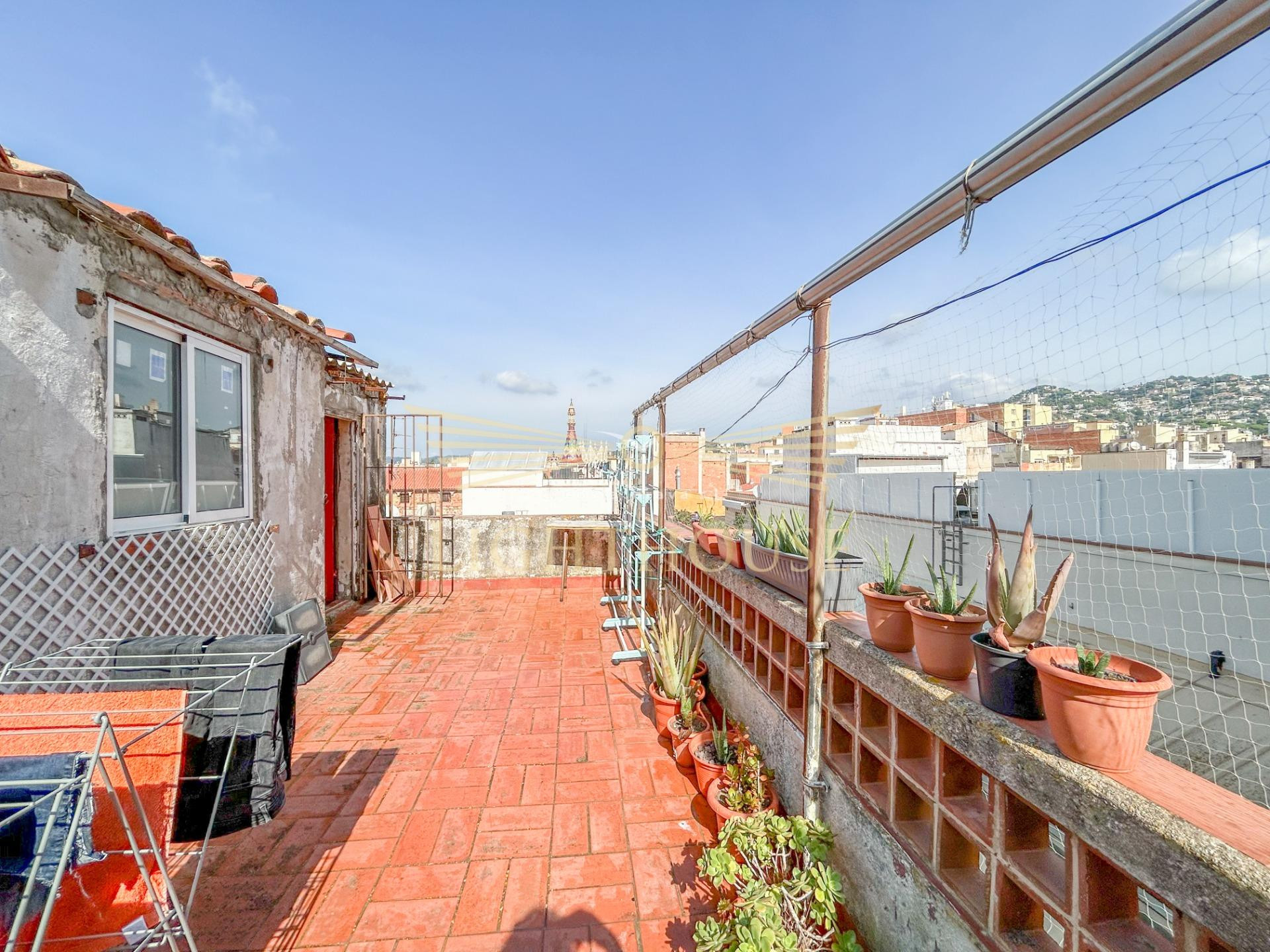 Edificio en venta a solo una calle de la playa de Lloret de Mar.