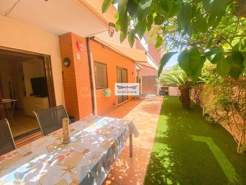Fantastica  planta baja reformada con jardín de 60m2 y parking en Fenals
