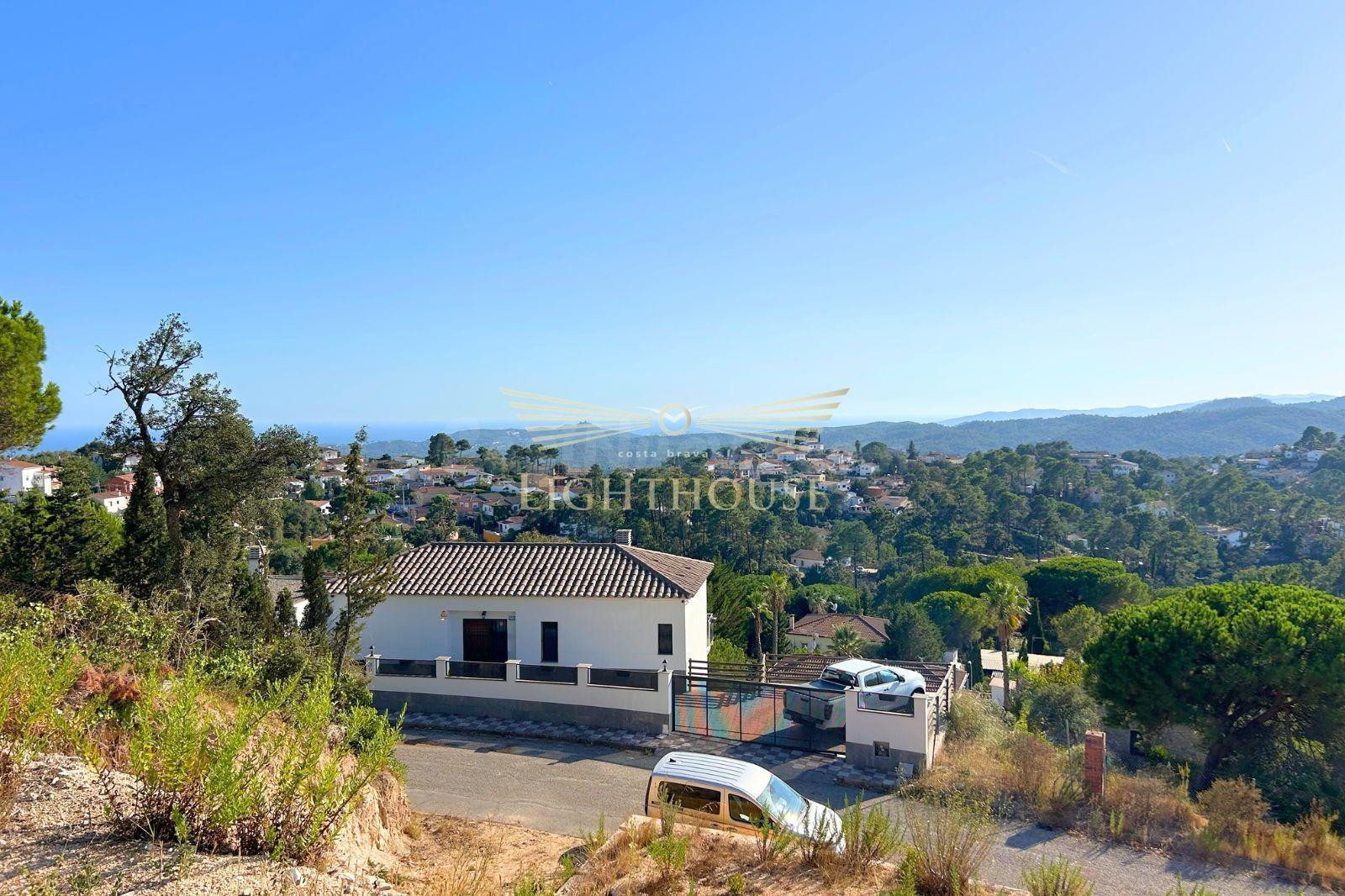 Parcela Urbana con vistas al mar y montañas.