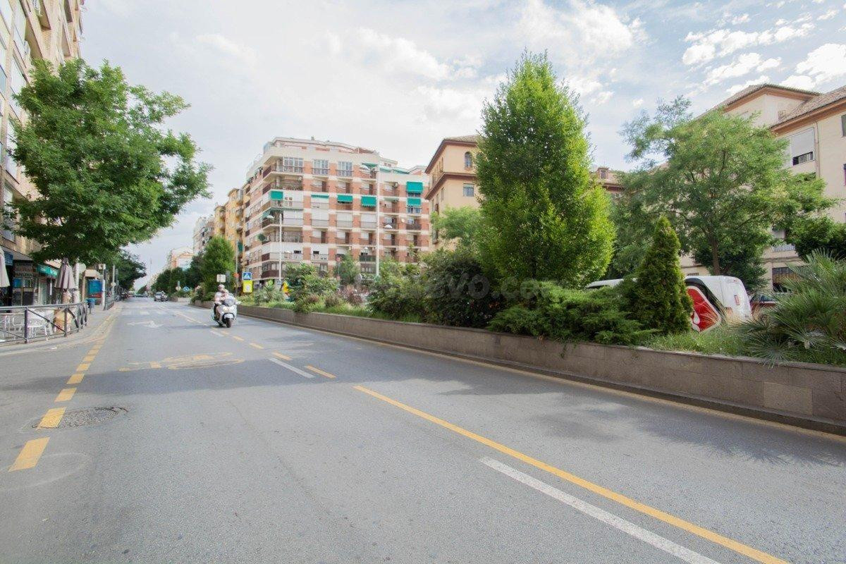 Se vende plaza de aparcamiento cerrada junto Alhamar