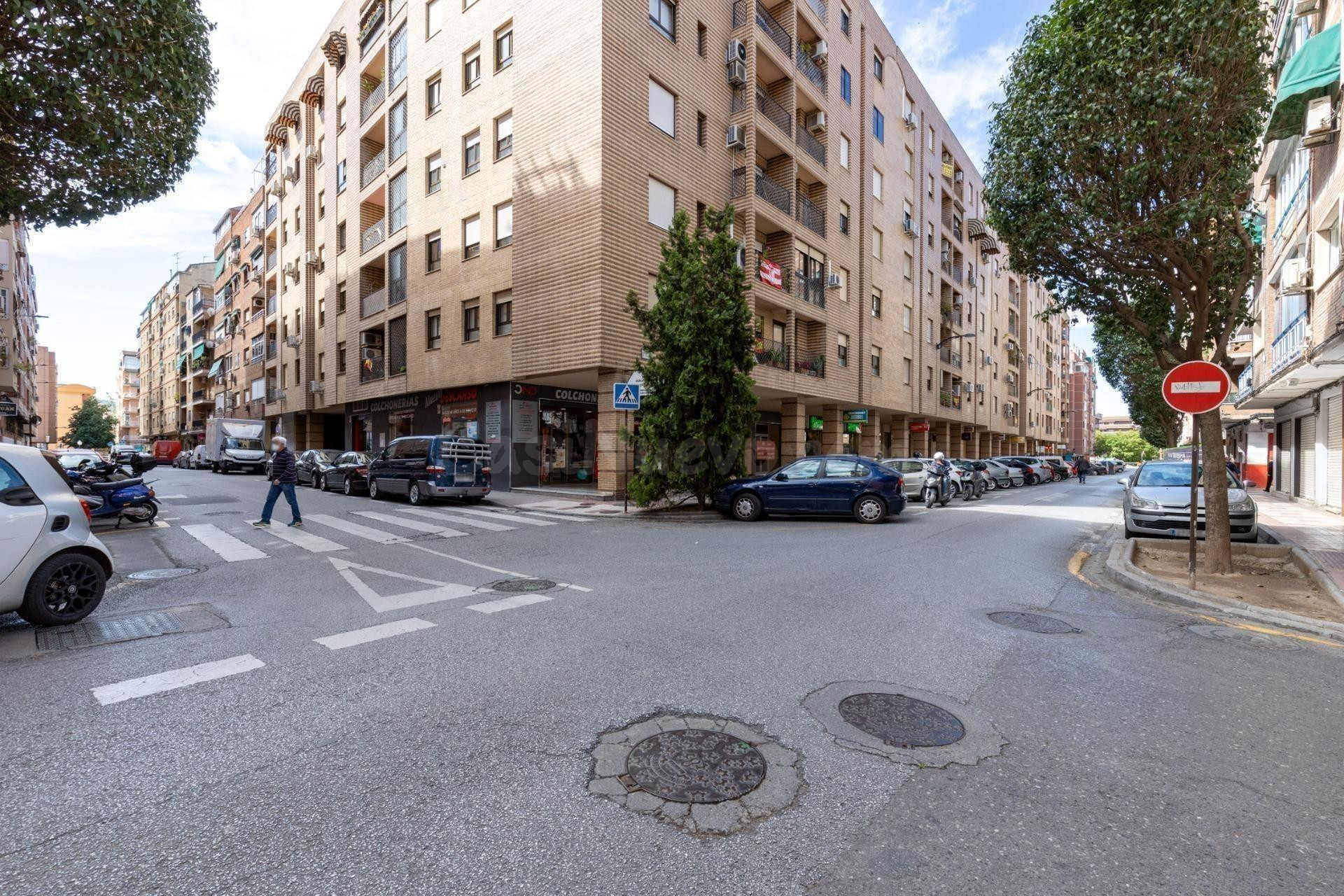 Amplia Plaza de Garaje Cerrada Junto Calle Alhamar