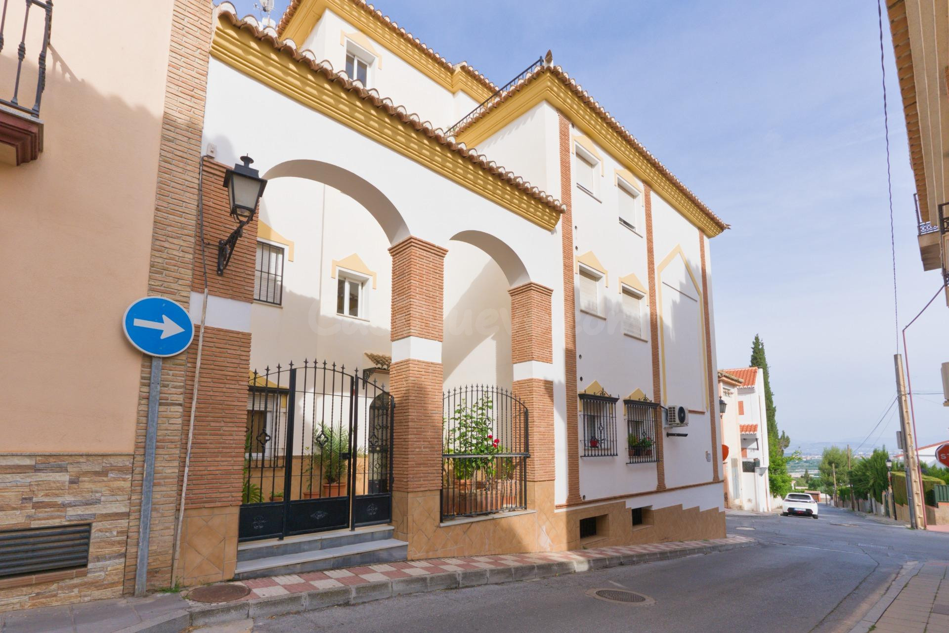 Acogedor Piso de 3 Dormitorios en La Zubia con Gran Patio