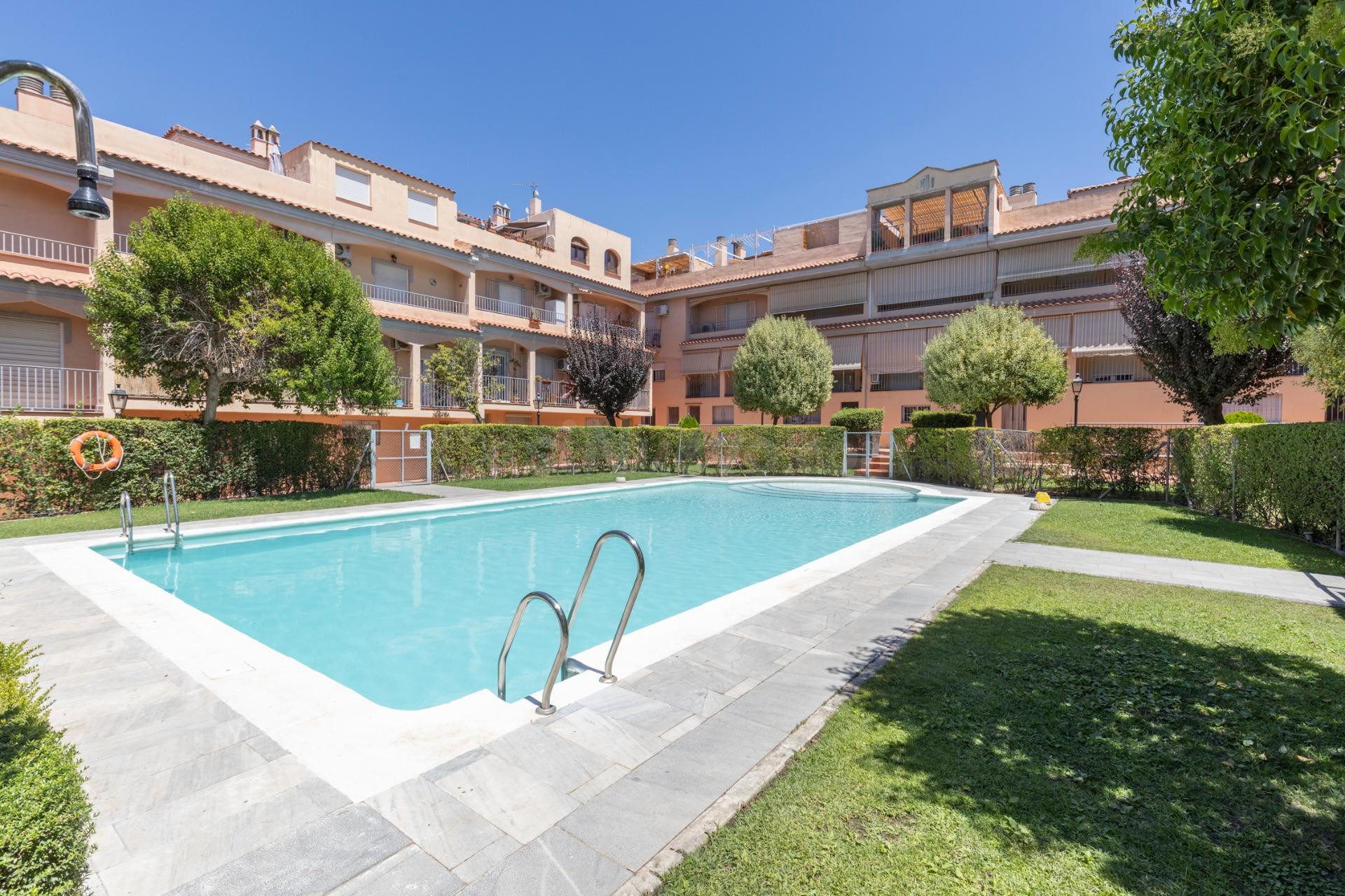 FANTÁSTICA CASA CON PISCINA COMUNITARIA, TERRAZA Y GARAJE