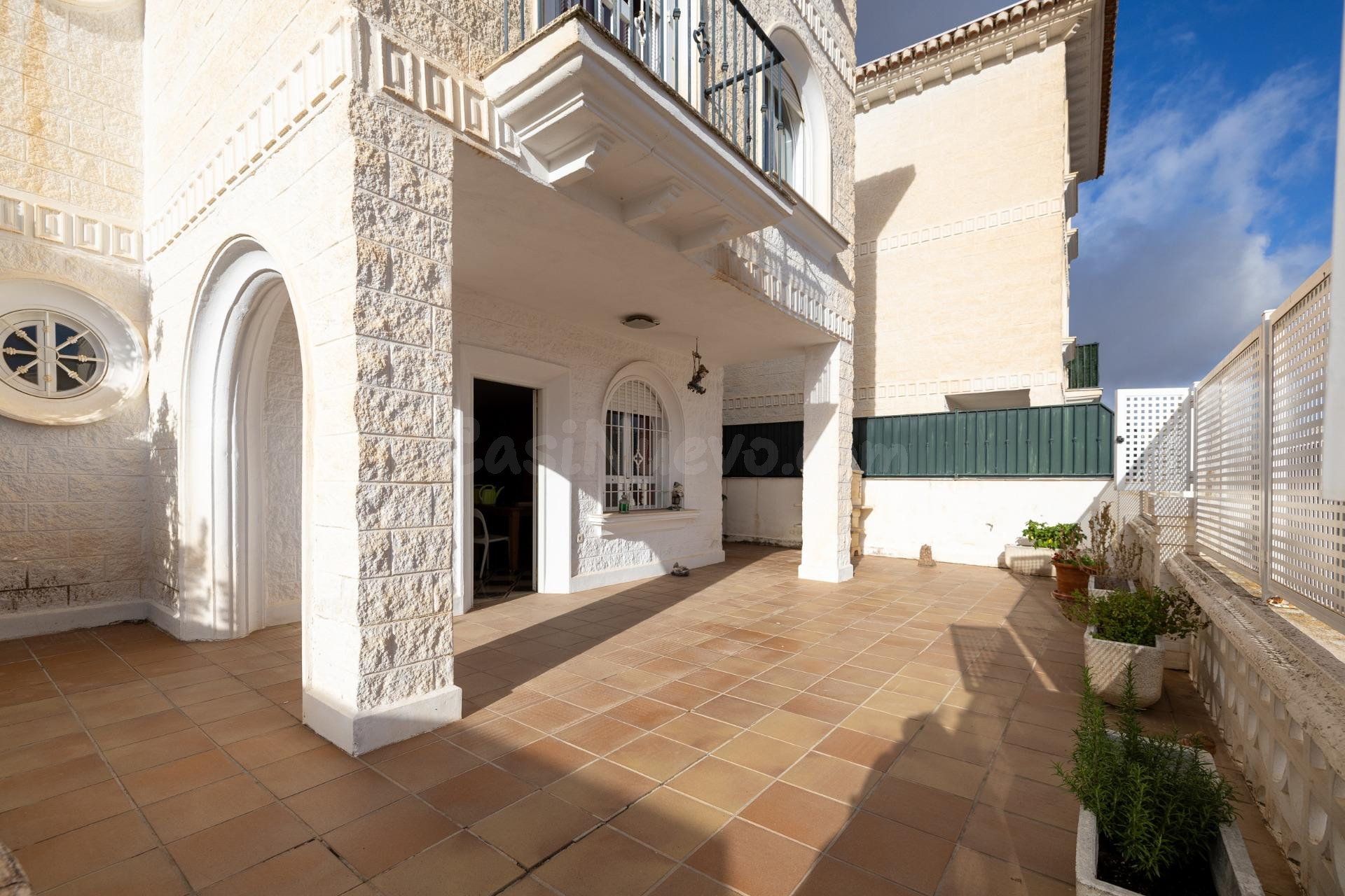 ¡Espectacular vivienda en Gójar con piscina propia!