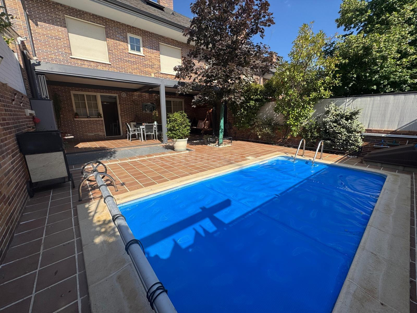 ARGANCE INMOBILIARA VENDE, LIBRE DE COMISIÓN AL COMPRADOR, LUJOSO CHALÉ ADOSADO “LOS MIRADORES DE BOADILLA (LA CAMBRIJA)”, DE 4 habitaciones + SALA MULTIUSO EN SÓTANO, CON PISCINA INDEPENDIENTE