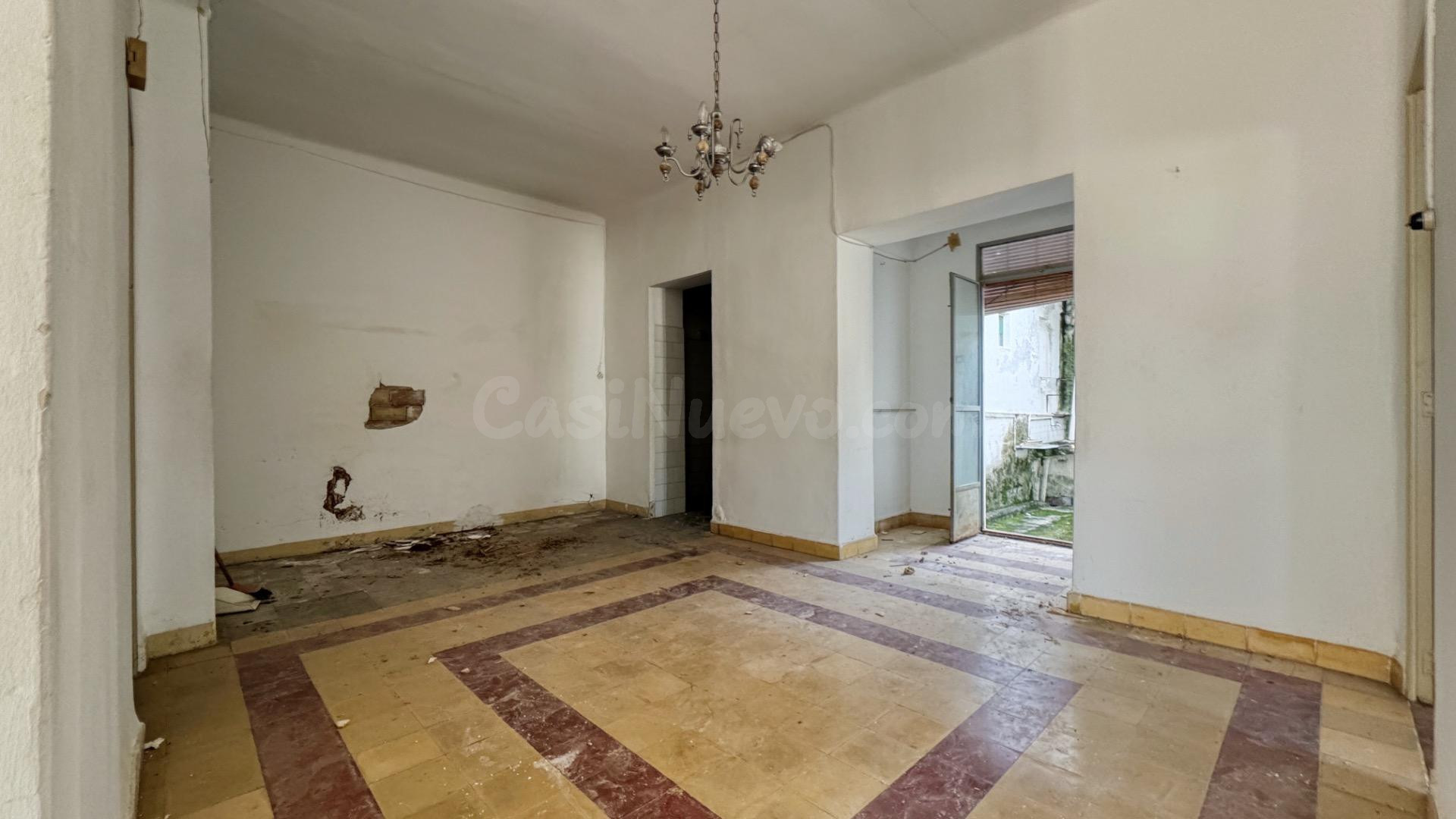 ¡Gran oportunidad en Pego! Casa esquinera con patio, terraza y garaje a reformar