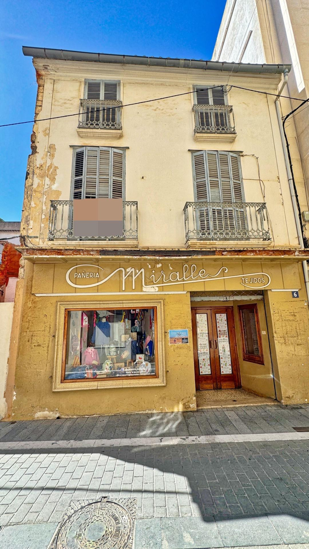 Casa señorial con local comercial, patio y garaje en pleno centro de Pego