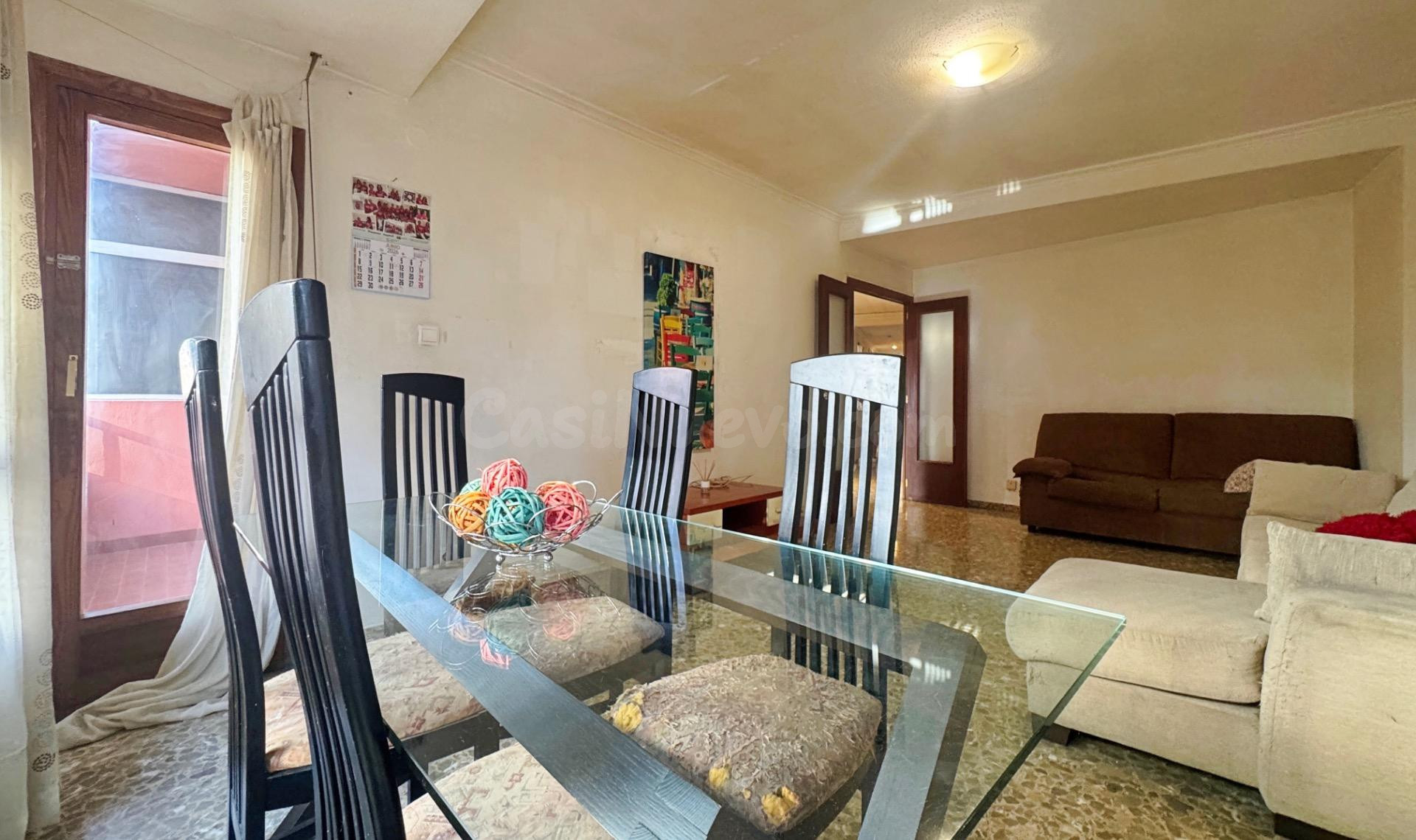 Amplio piso de 4 dormitorios en el corazón de Oliva - foto 4