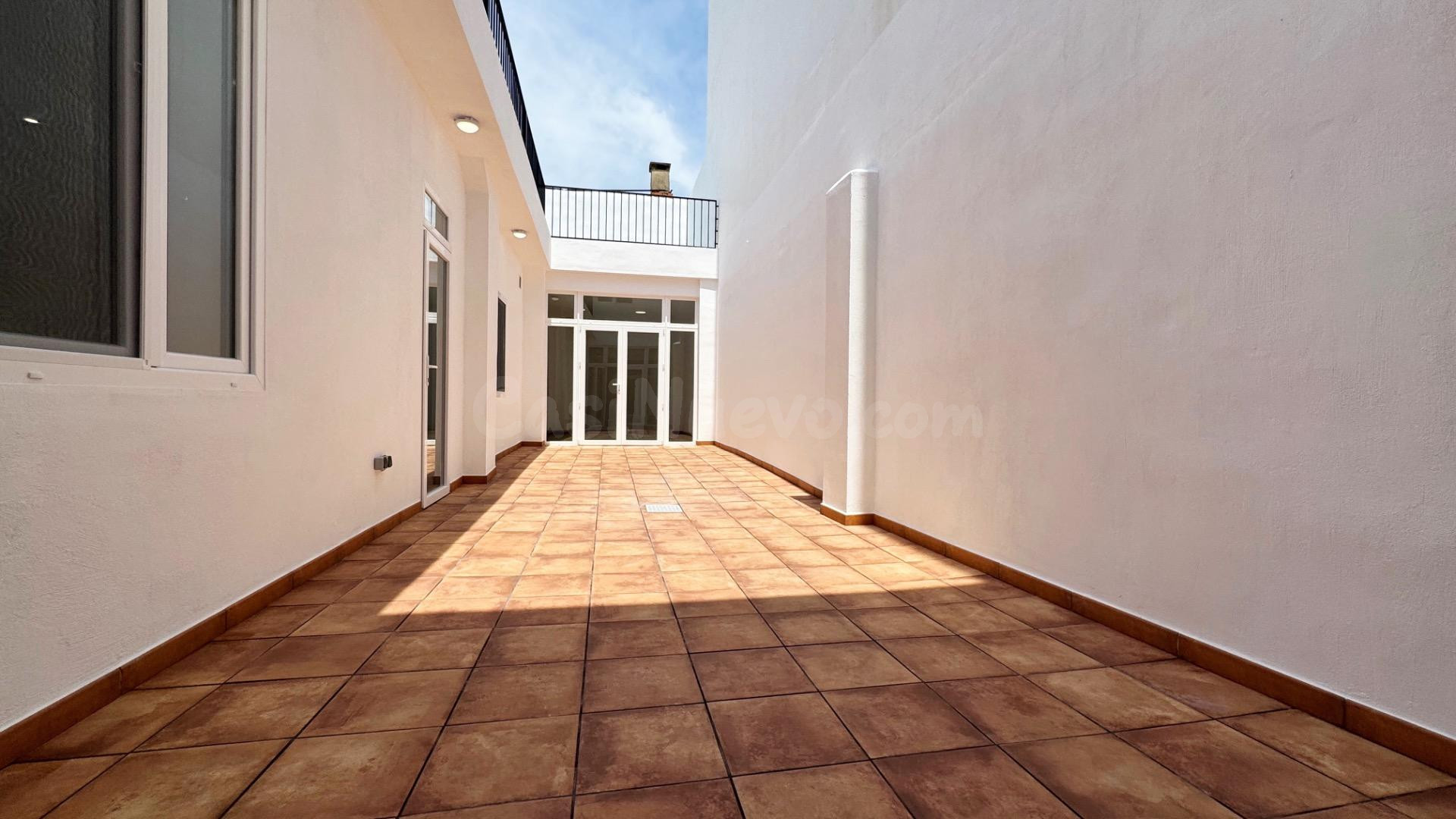 Casa totalmente reformada con gran patio y amplia terraza en Pego