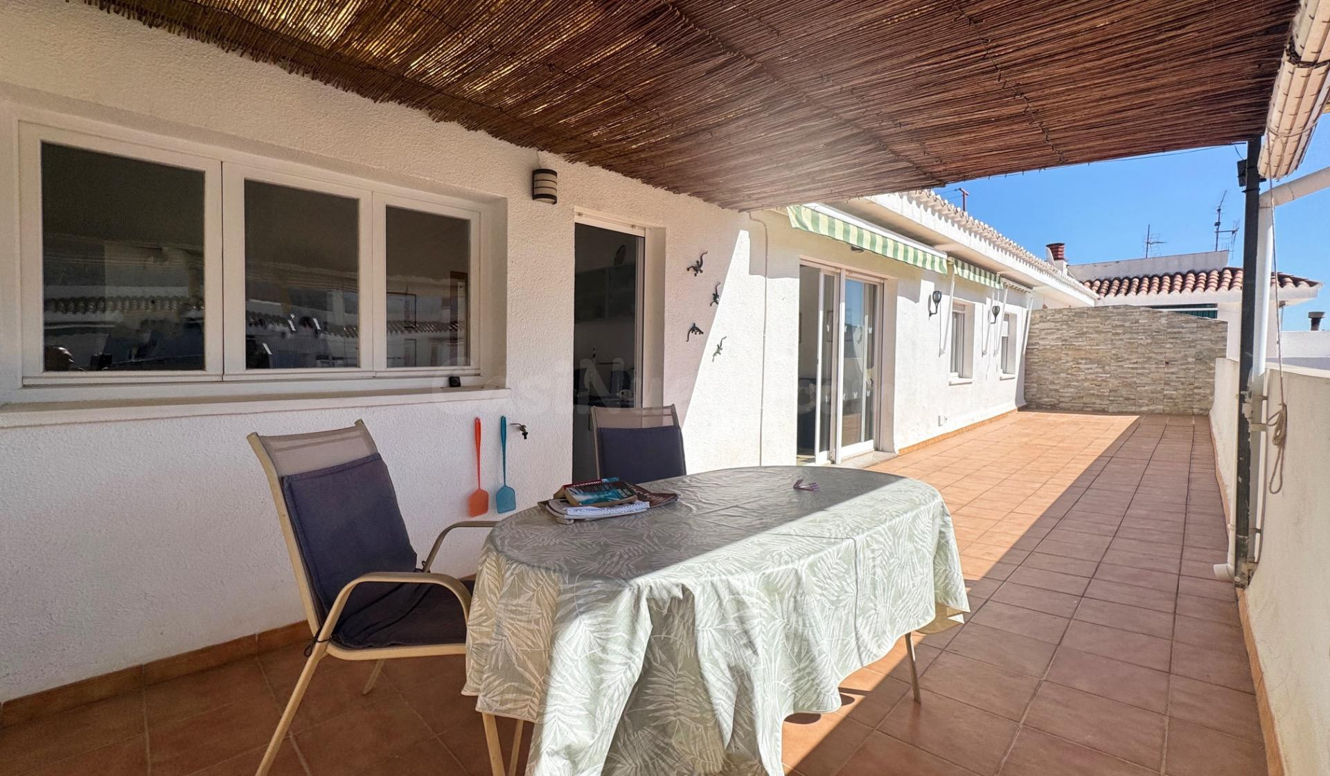 Soleado ático con garaje y amplia terraza con orientación sur en el corazón de Pego