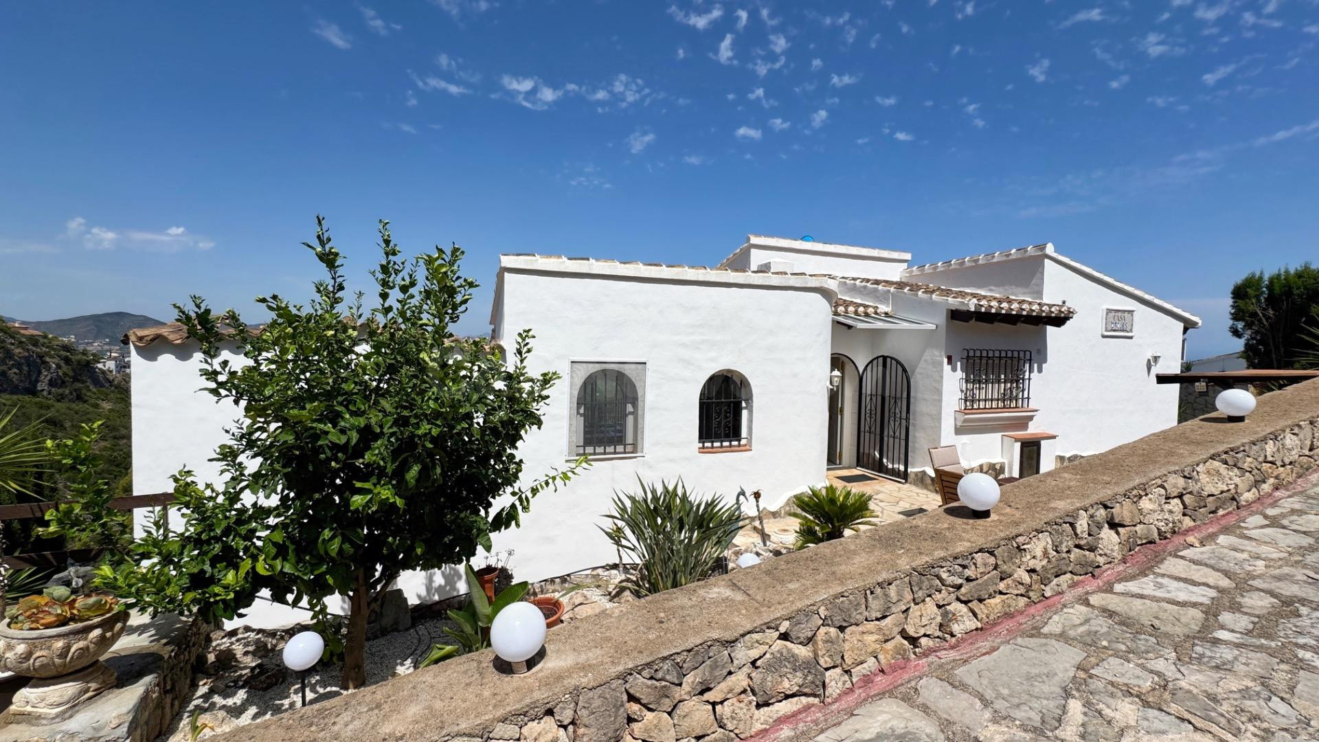 Casa con vistas abiertas y apartamento independiente en Monte Pego
