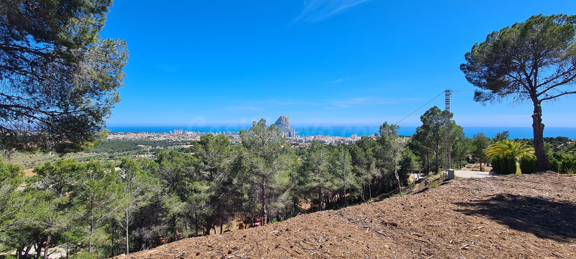 Parcela con vistas panorámicas al mar, la ciudad y el Peñón de Ifach – Calpe